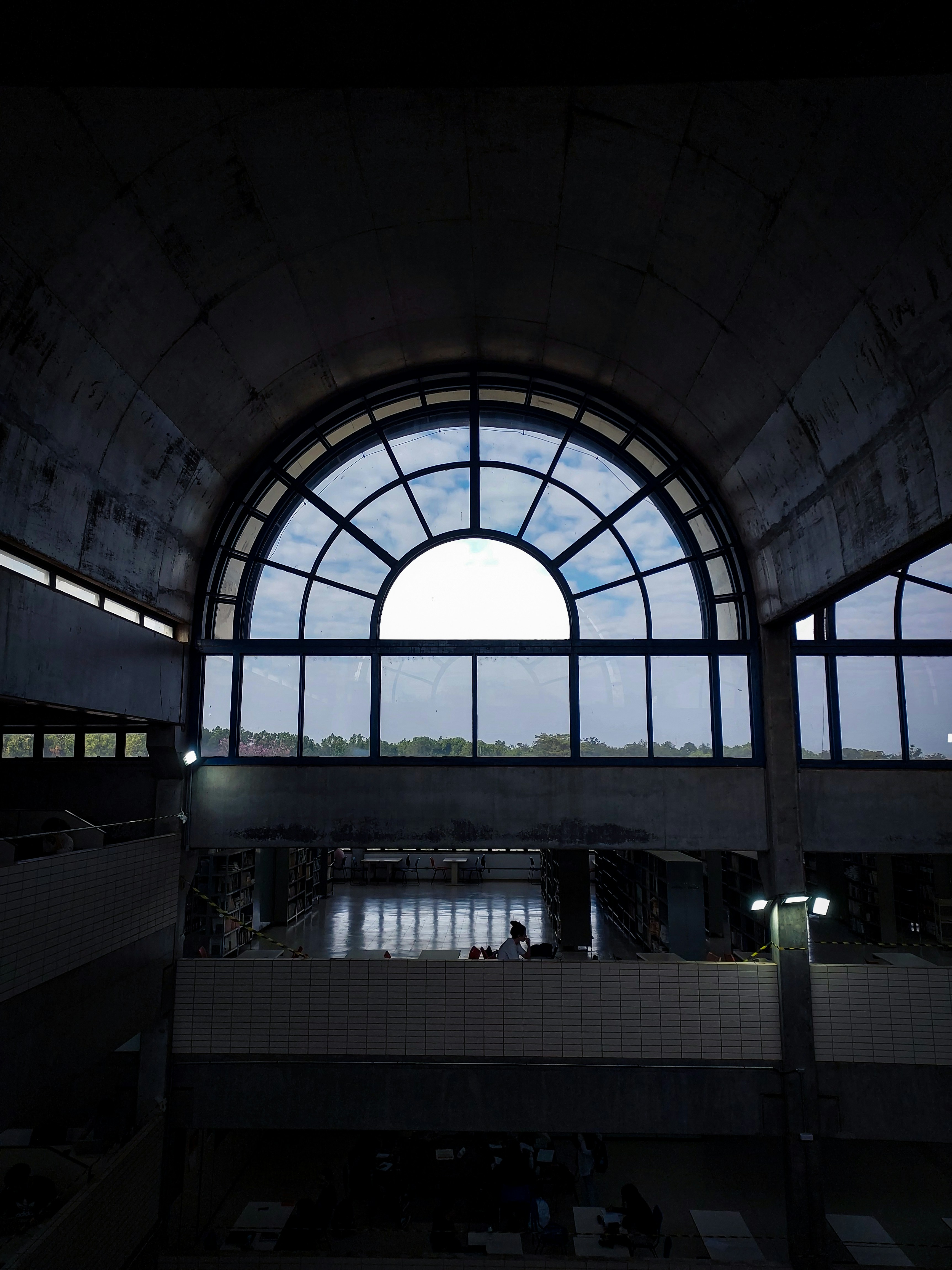 Uma vista de uma estação de trem através de uma grande janela