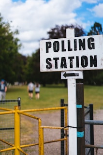 A pole with a sign that says polling station