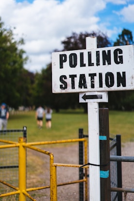 A pole with a sign that says polling station