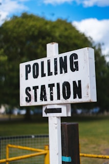 A pole with a sign that says polling station