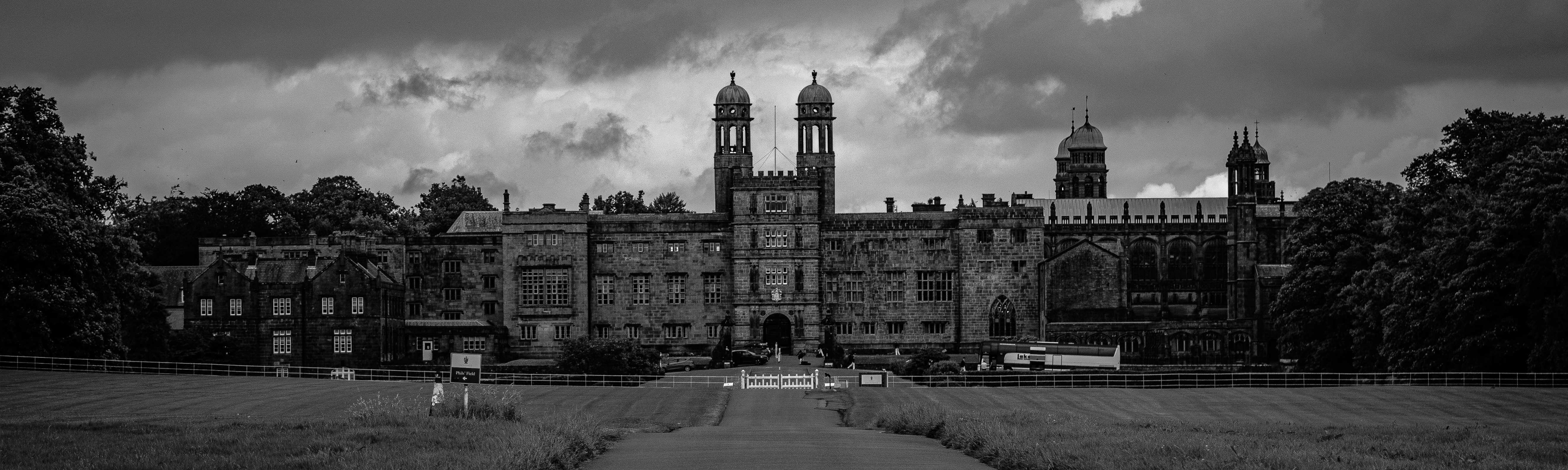 Una foto in bianco e nero di un grande edificio