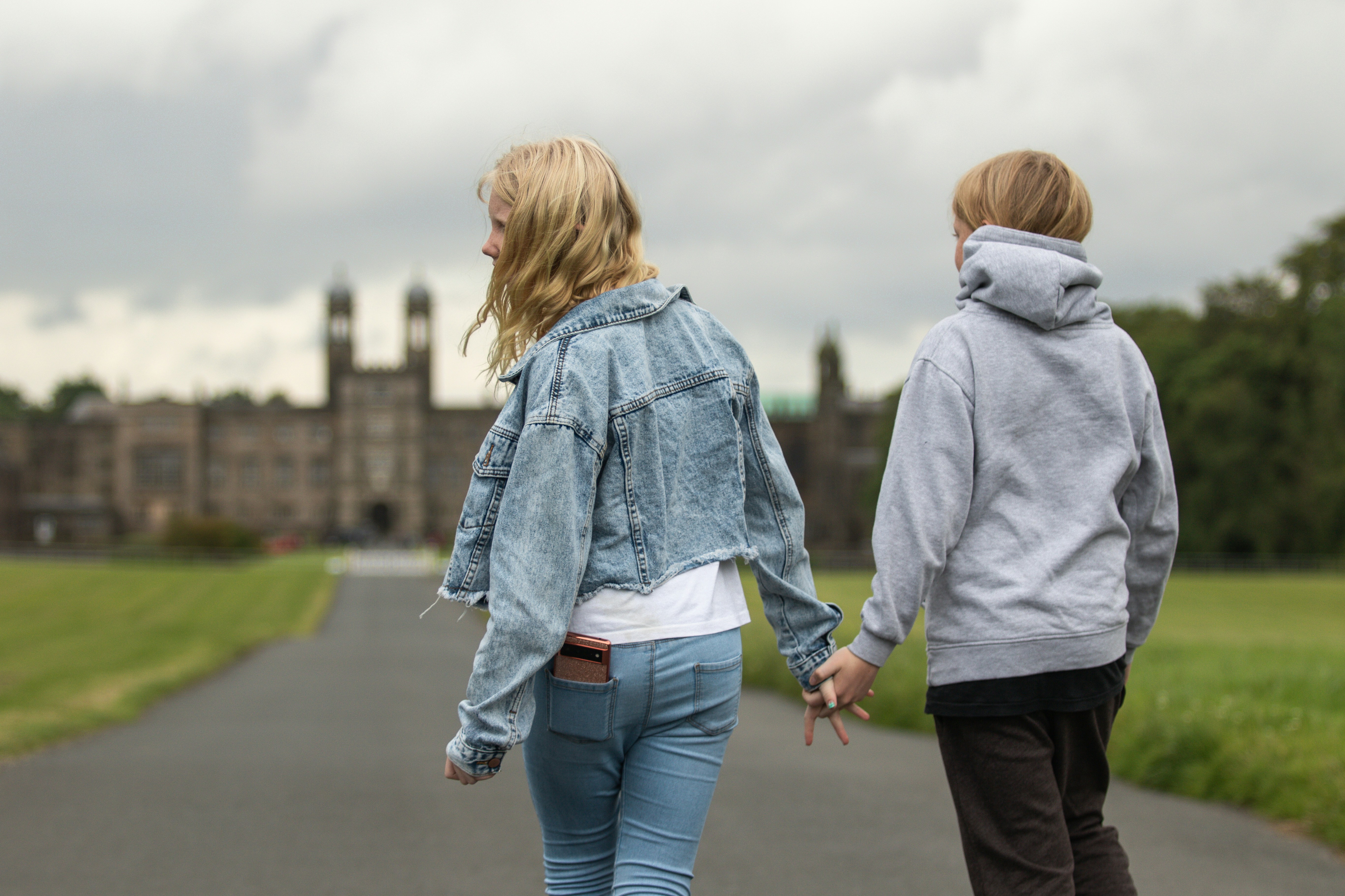 Un homme et une femme marchant sur une route