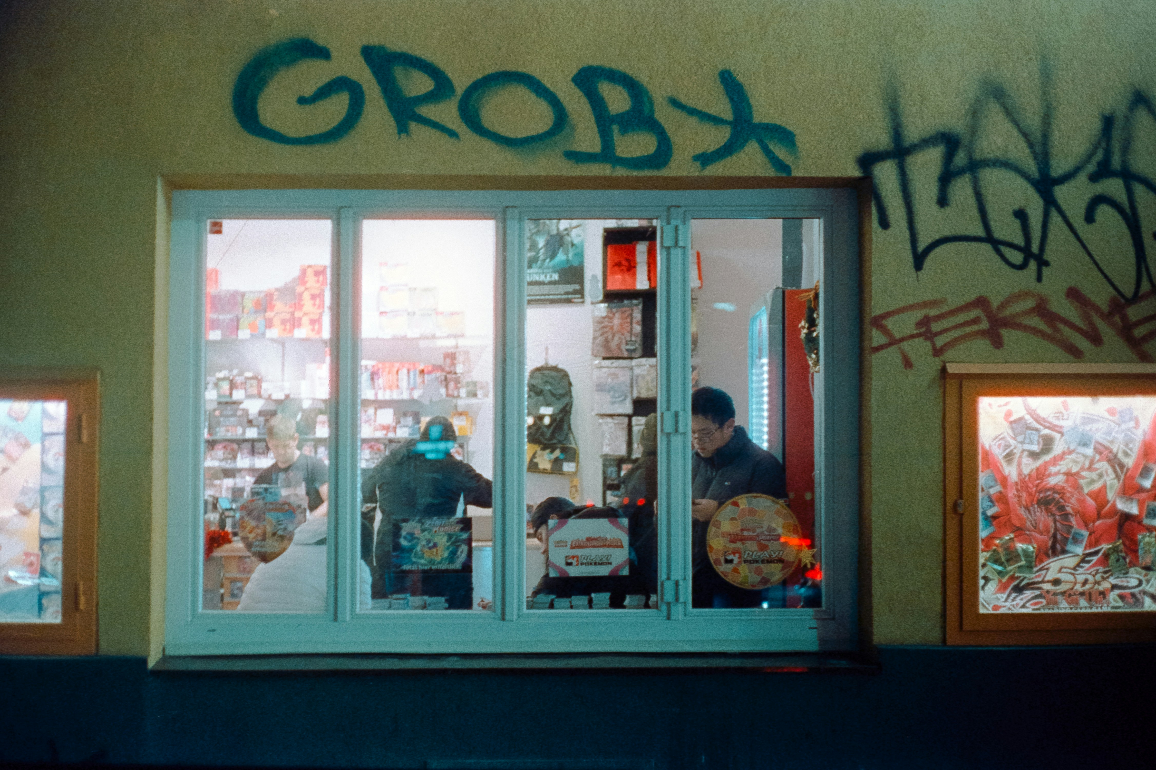 Eine Gruppe von Menschen, die vor einem Gebäude stehen