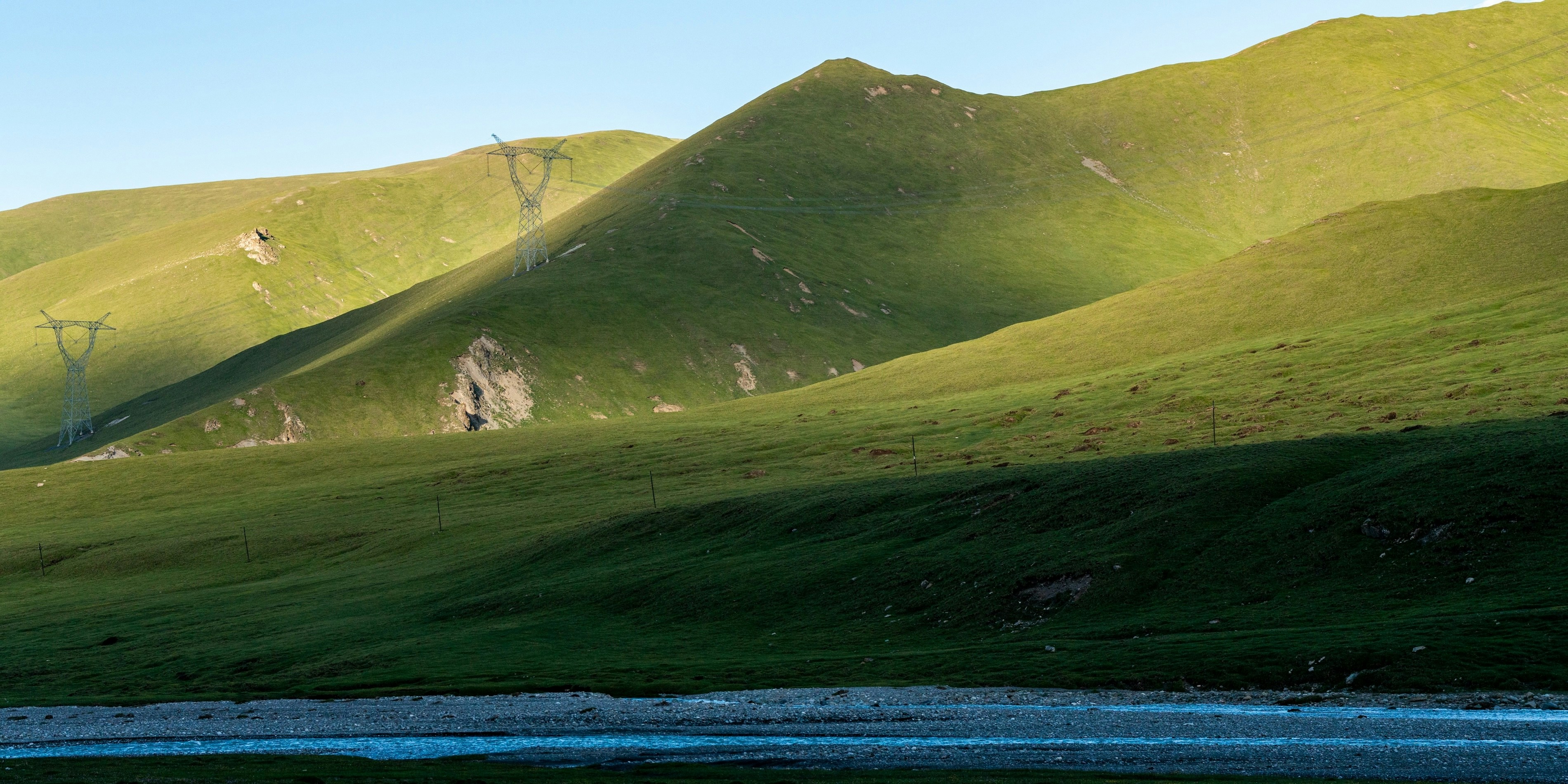 A mountain range with a body of water in the foreground