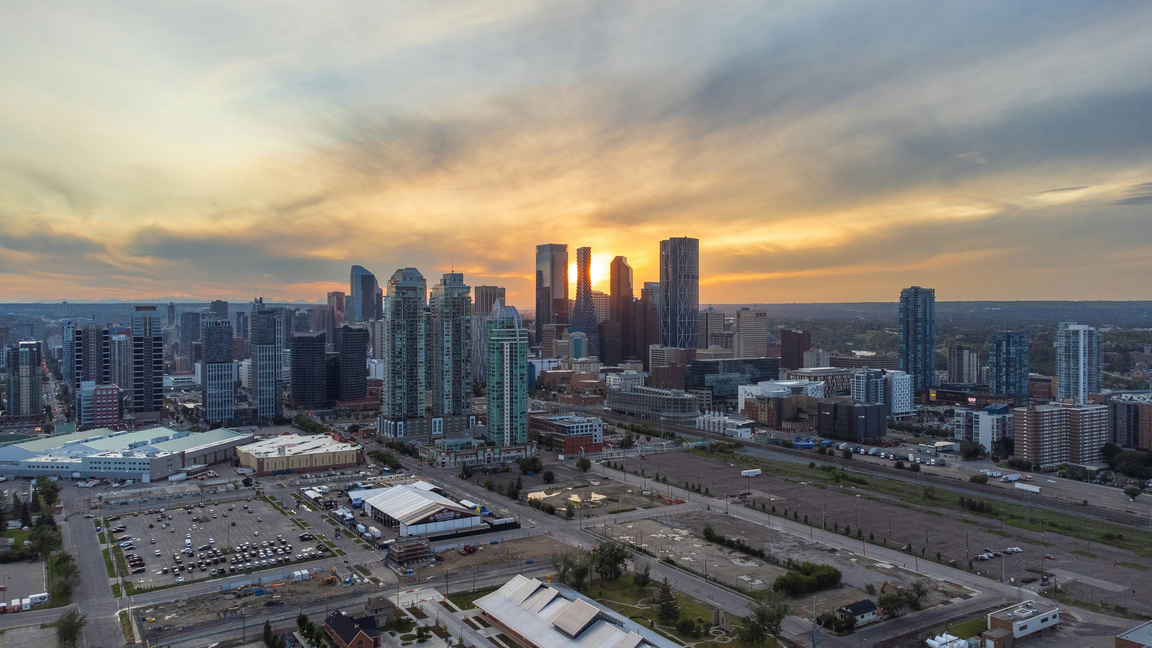 Eine Luftaufnahme einer Stadt bei Sonnenuntergang