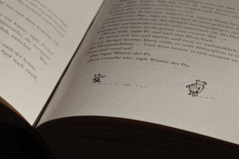 Aufgeschlagenes Buch auf einem Tisch
