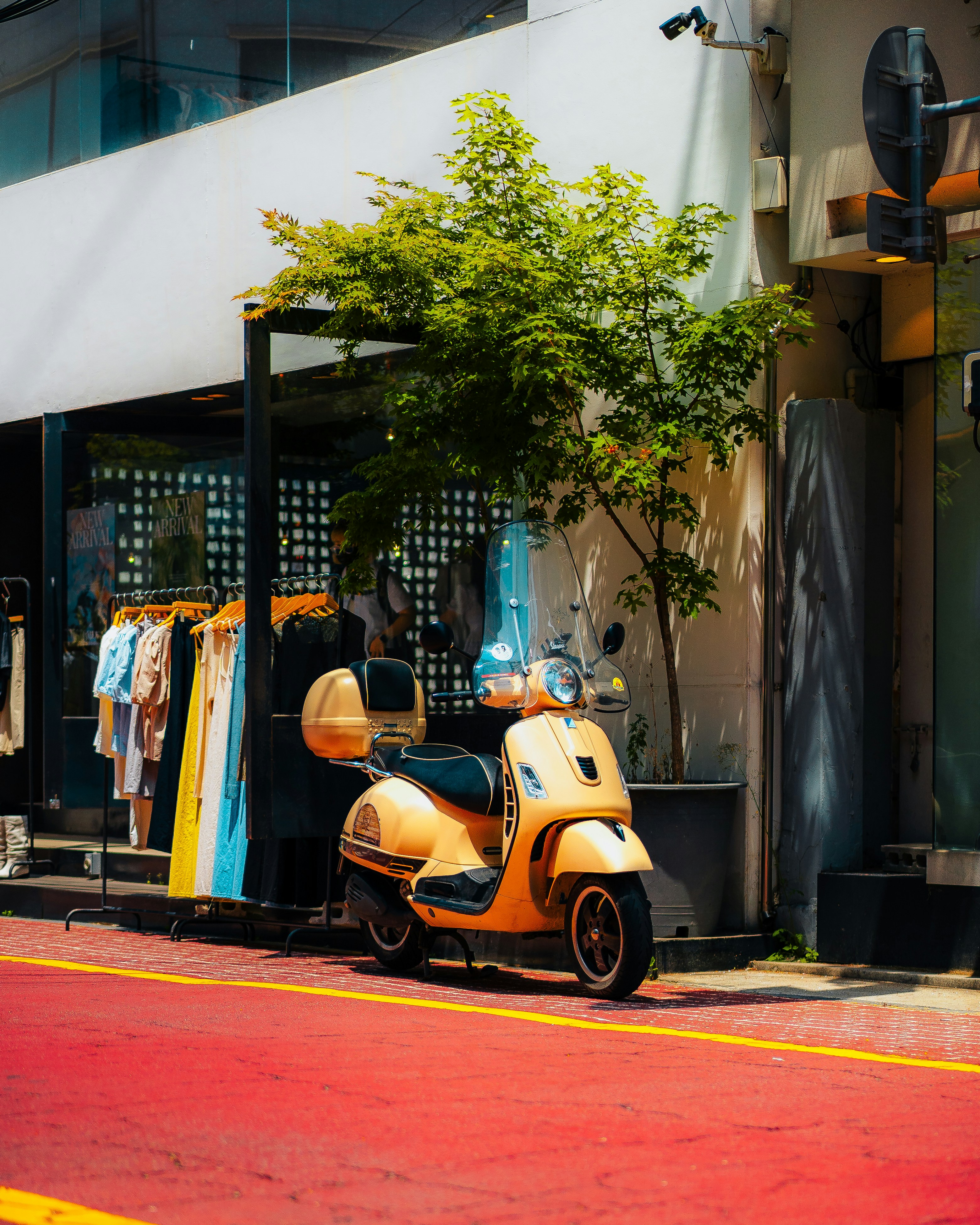道路脇に停められたスクーター