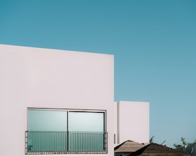 Ventana de aluminio línea Módena con DVH instalada en vivienda particular