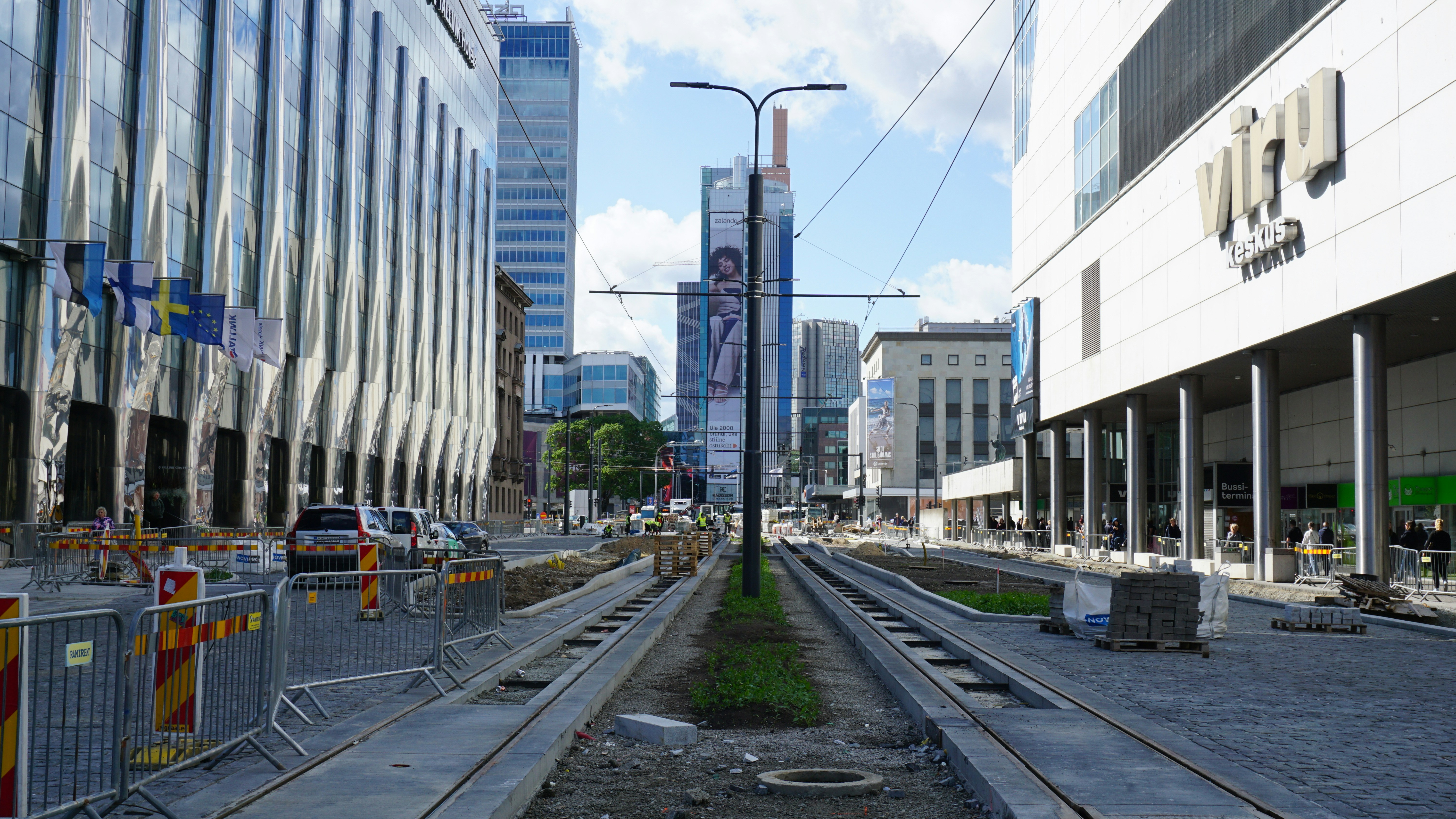 A train track running through a city with tall buildings photo – Free ...