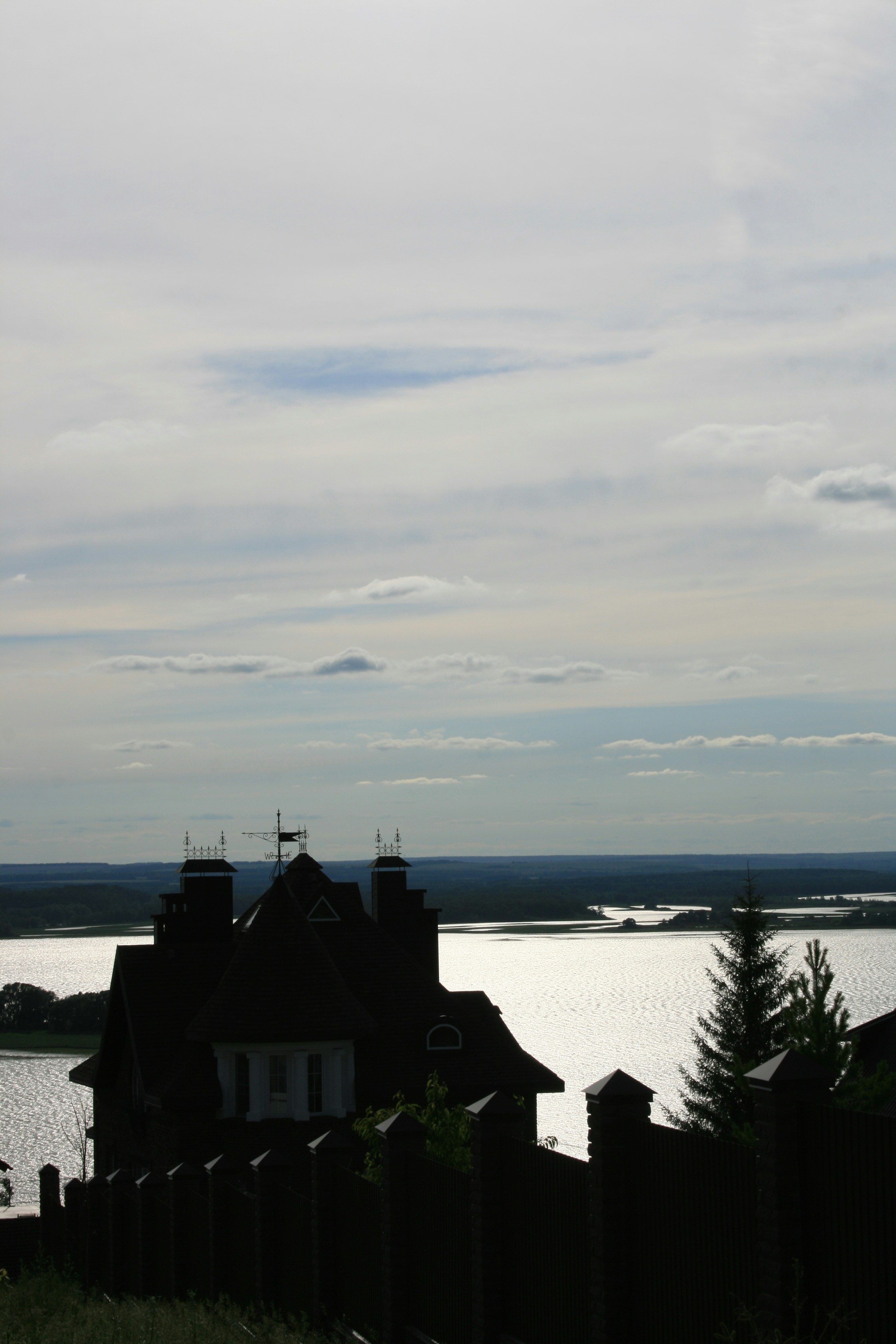 무성한 녹색 언덕 옆에 앉아있는 큰 수역