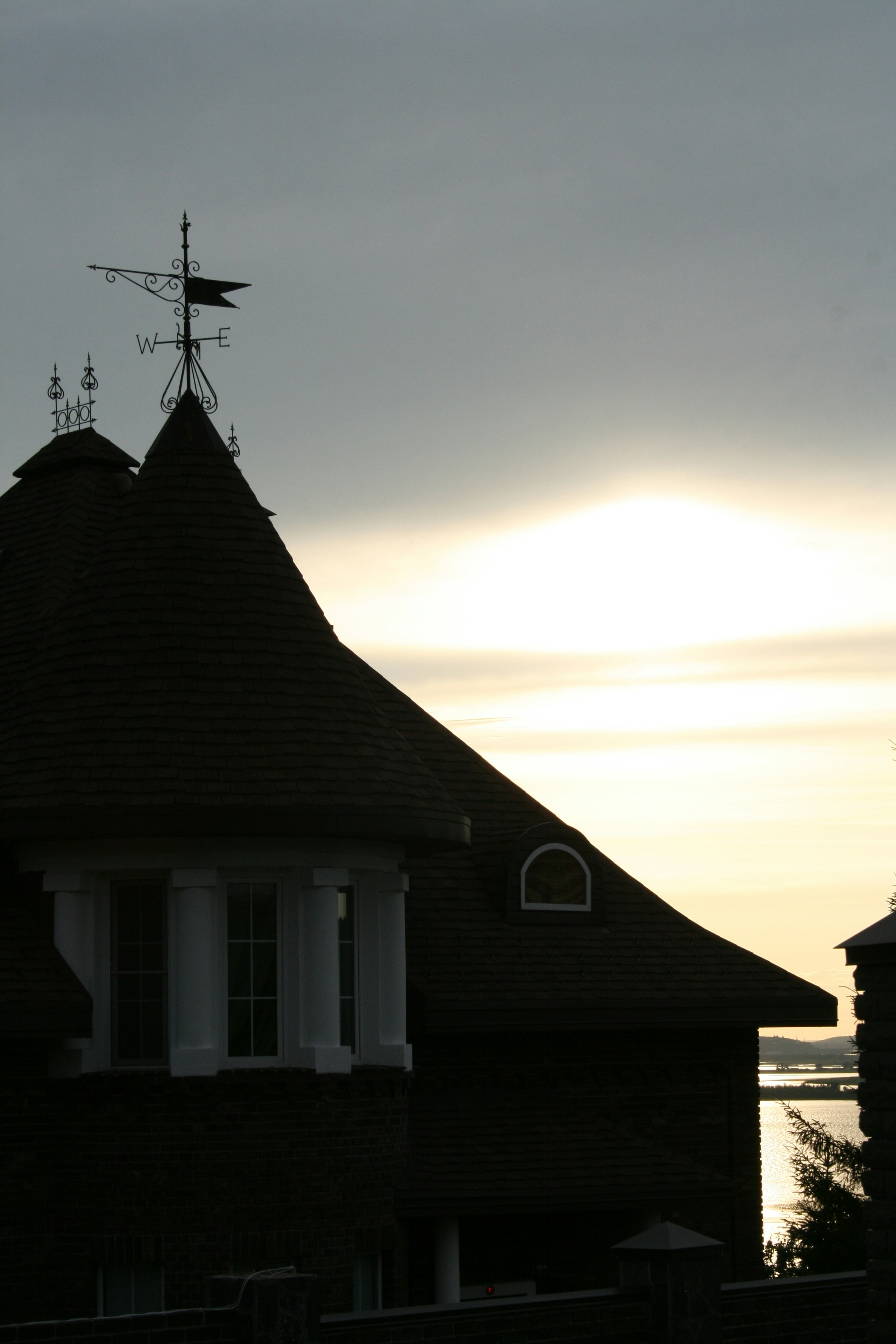 시계탑이 있는 건물 뒤로 해가 지고 있습니다