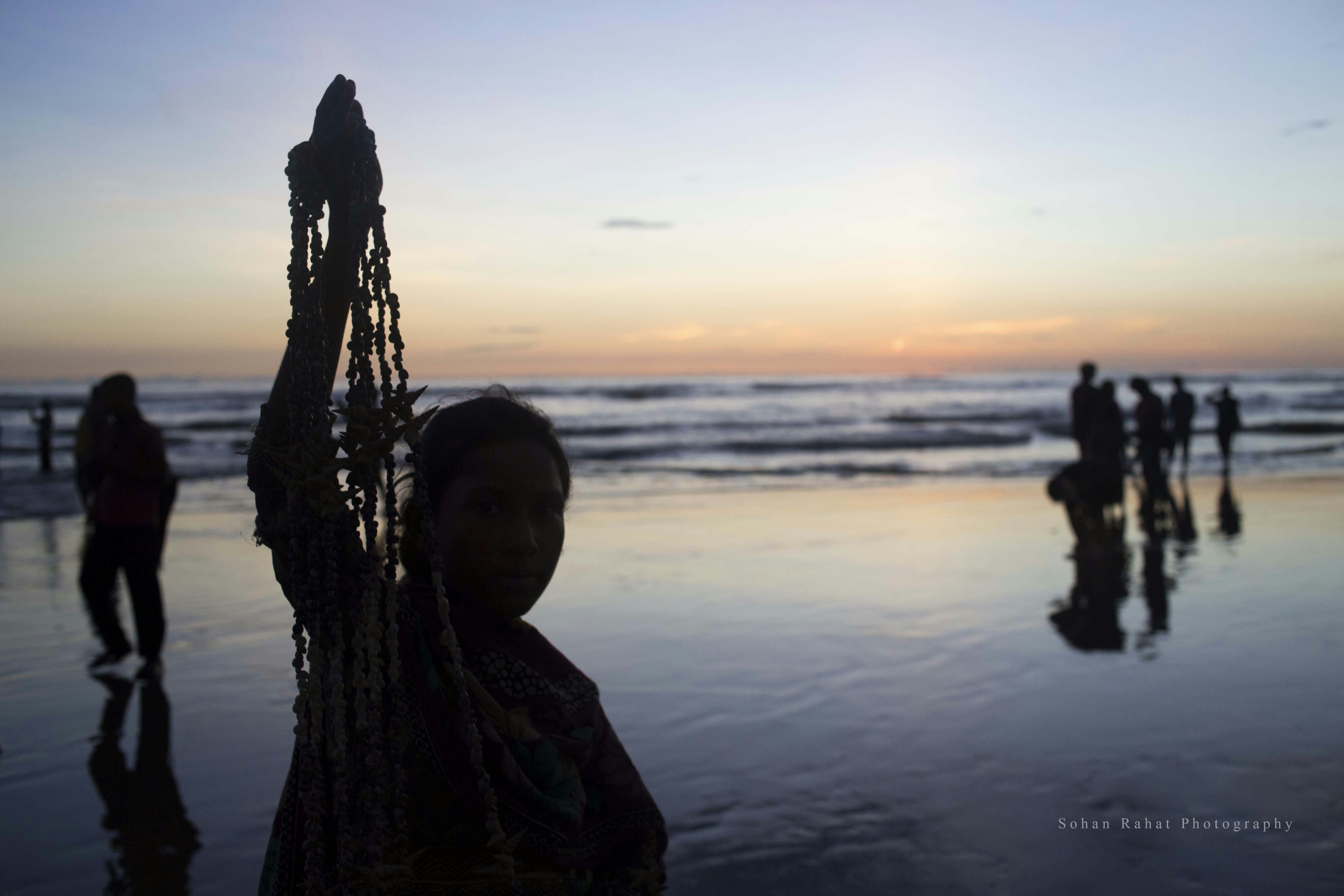 Un gruppo di persone in piedi in cima a una spiaggia