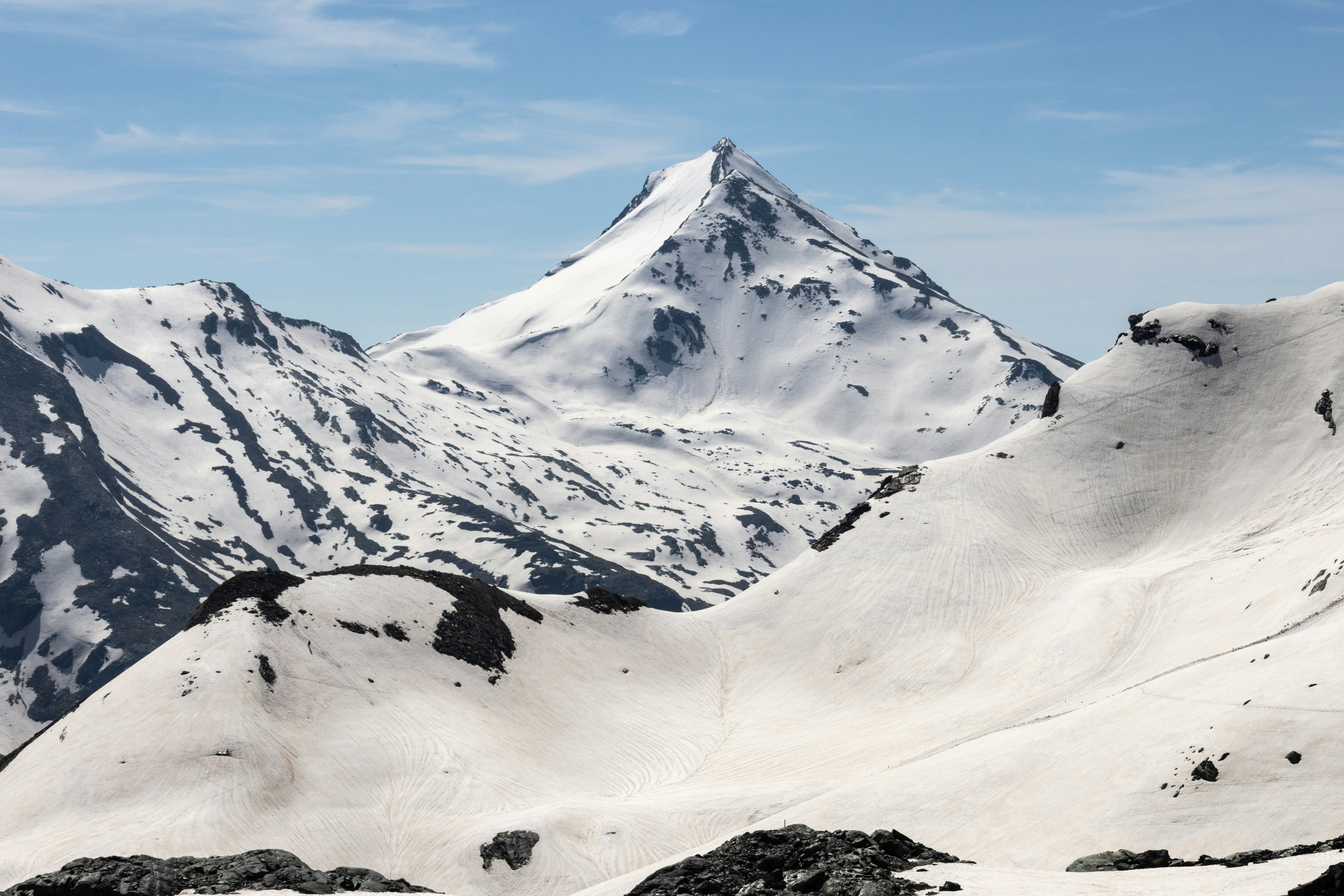 Ein schneebedecktes Gebirge unter blauem Himmel