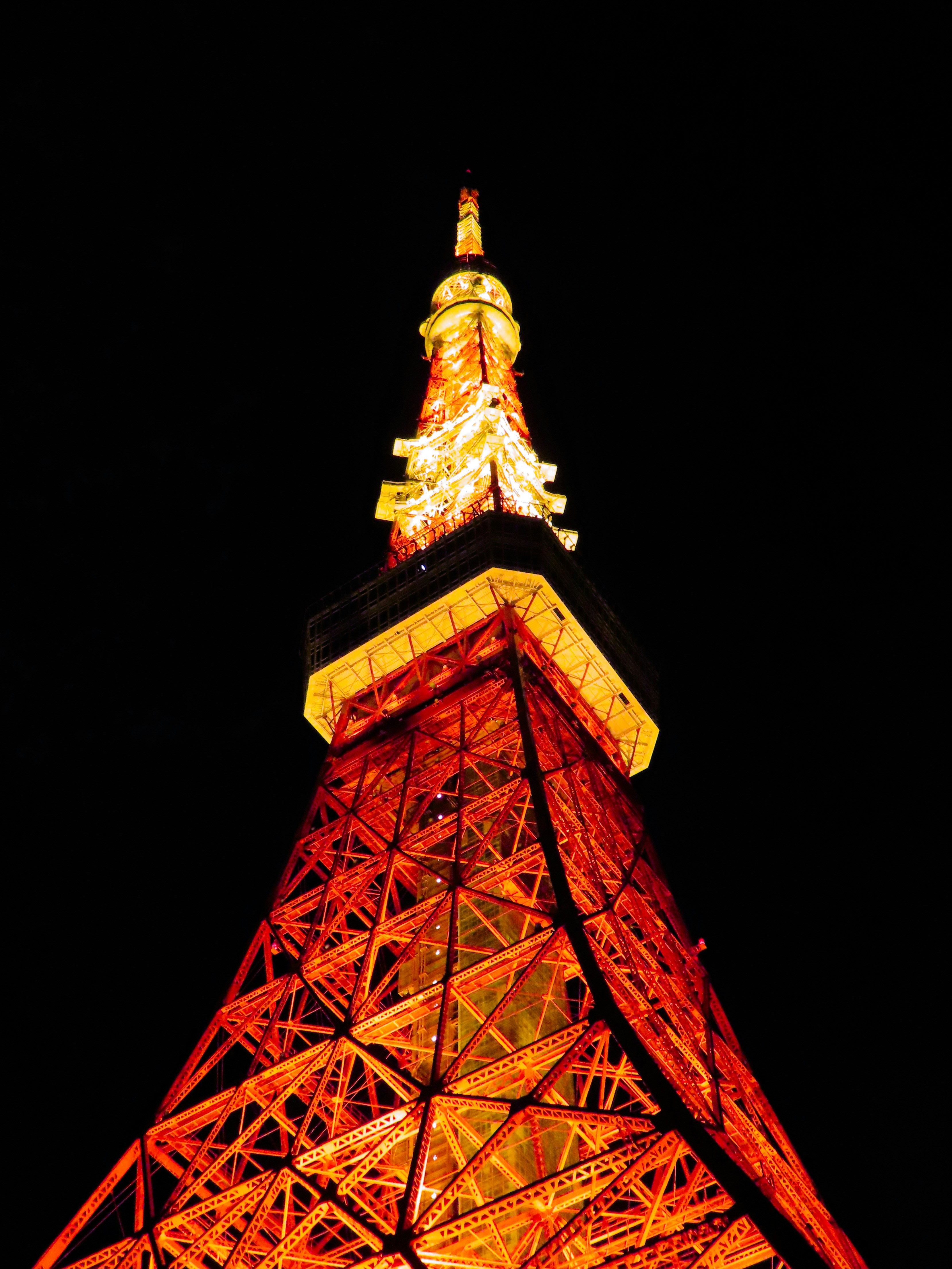 Der Eiffelturm wird nachts beleuchtet