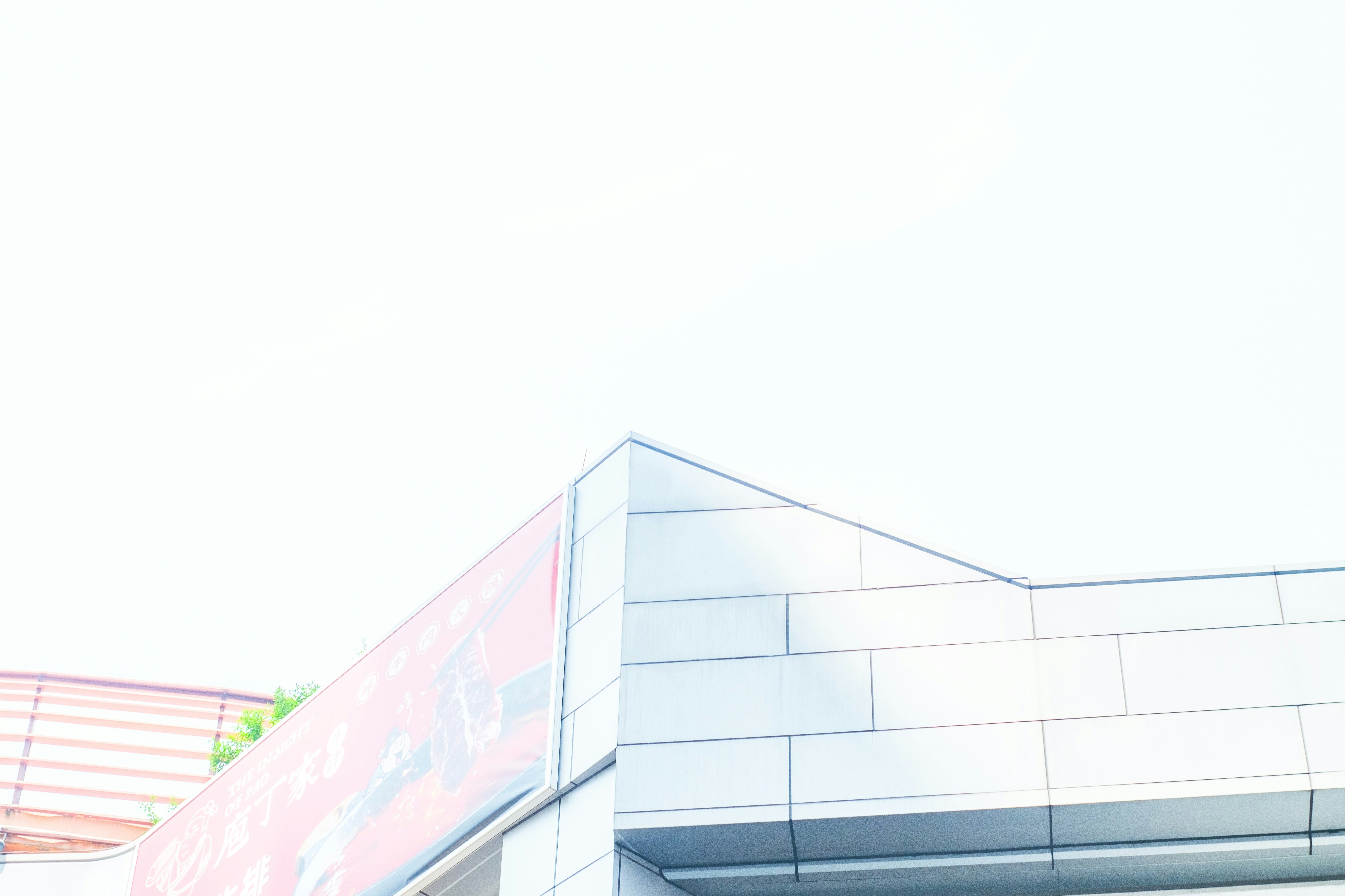 A traffic light on a pole in front of a building