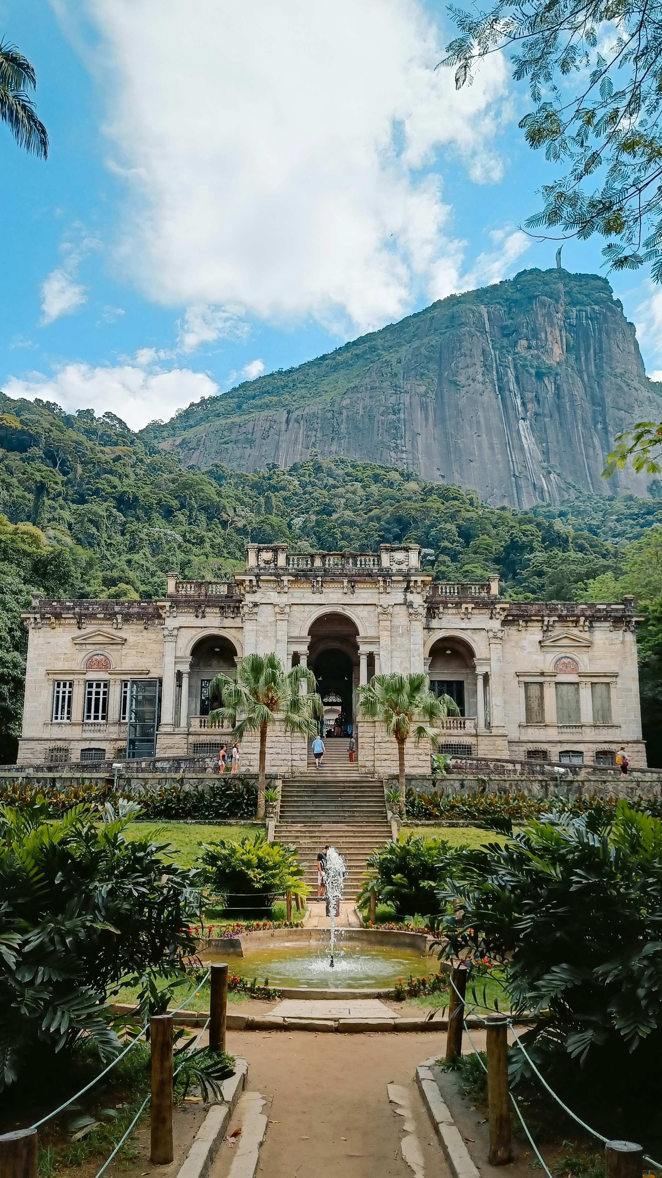 Ein großes Gebäude mit einem Berg im Hintergrund