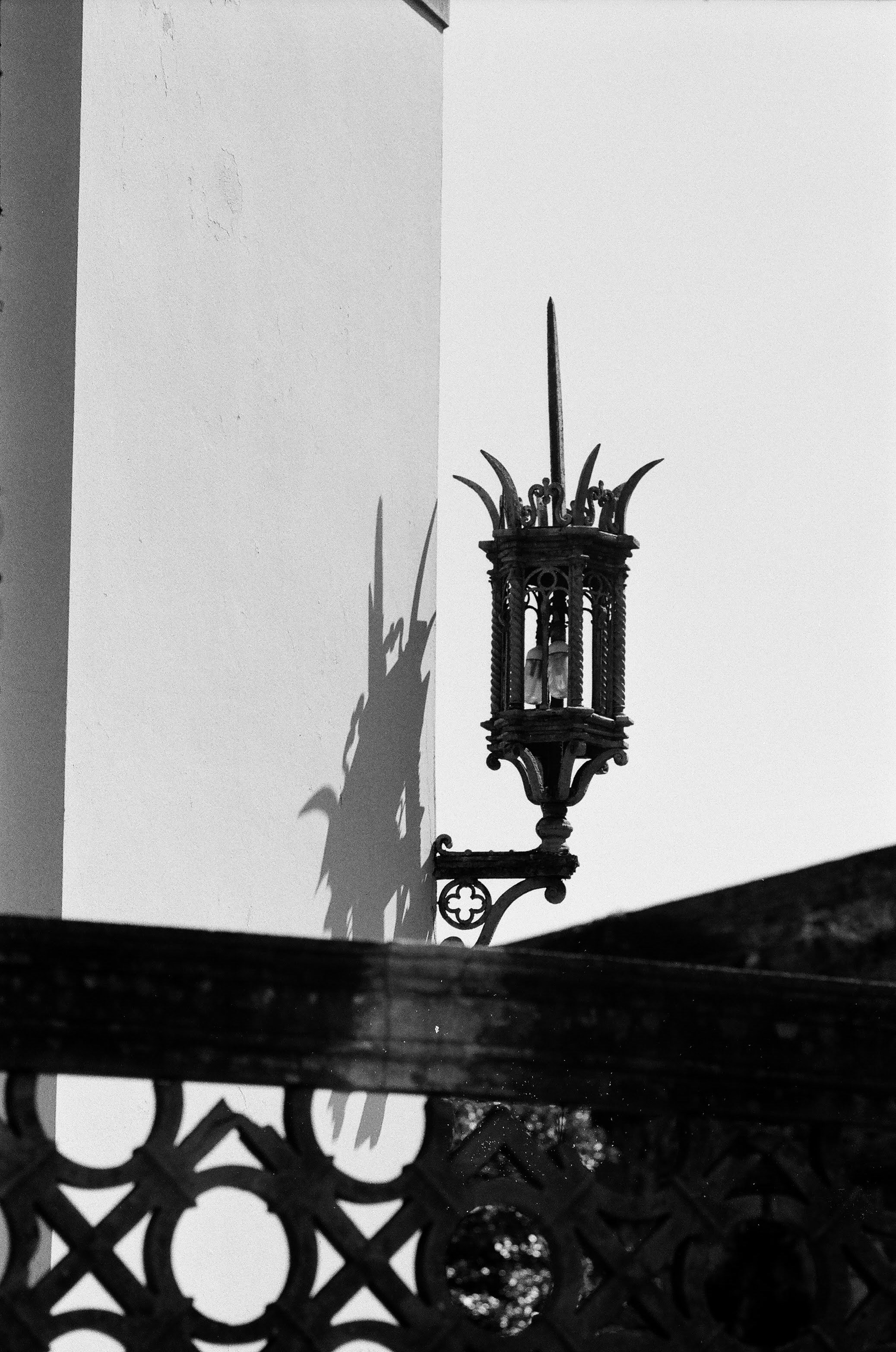 建物の時計の白黒写真