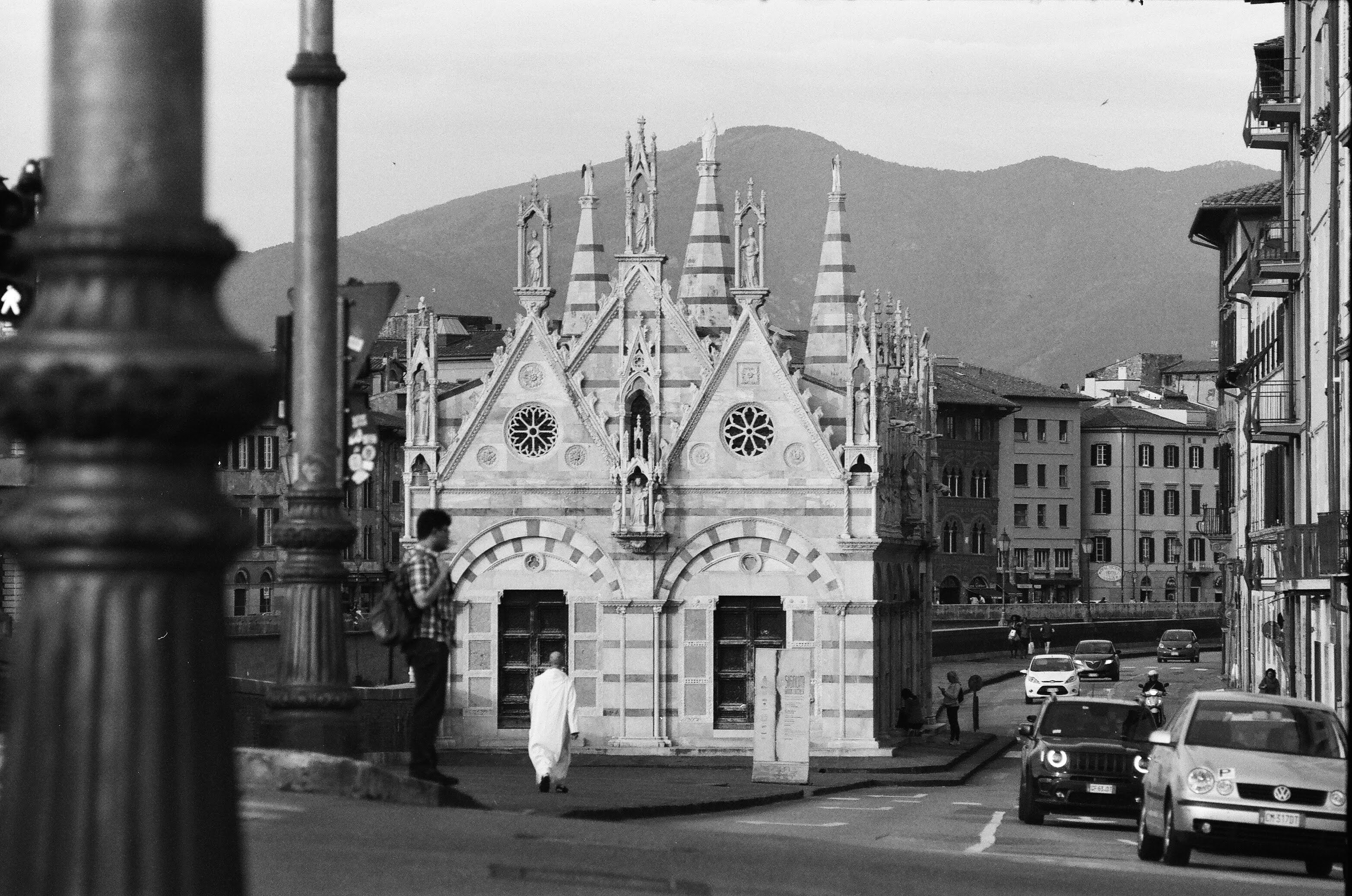 都市の教会の白黒写真