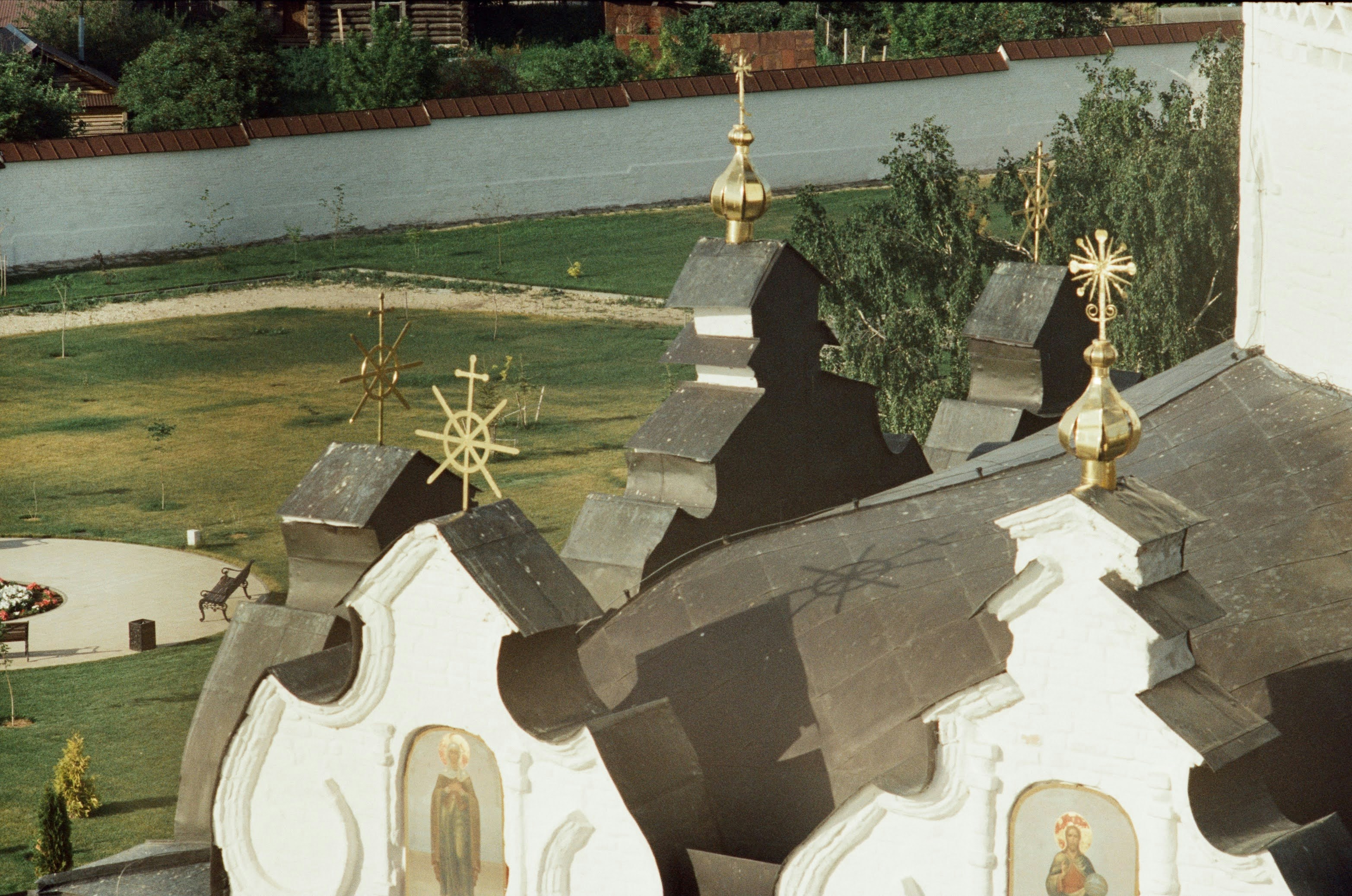 その上に時計がある教会の尖塔