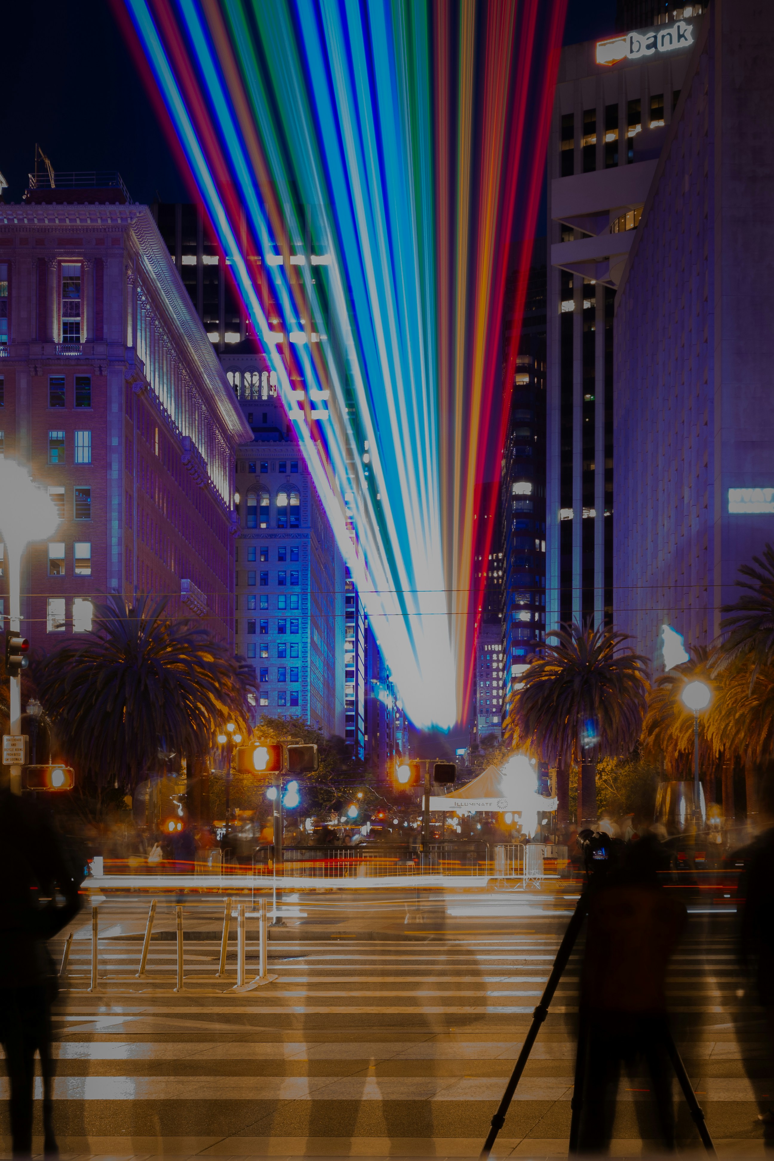 Un gruppo di persone in piedi su una strada accanto a edifici alti