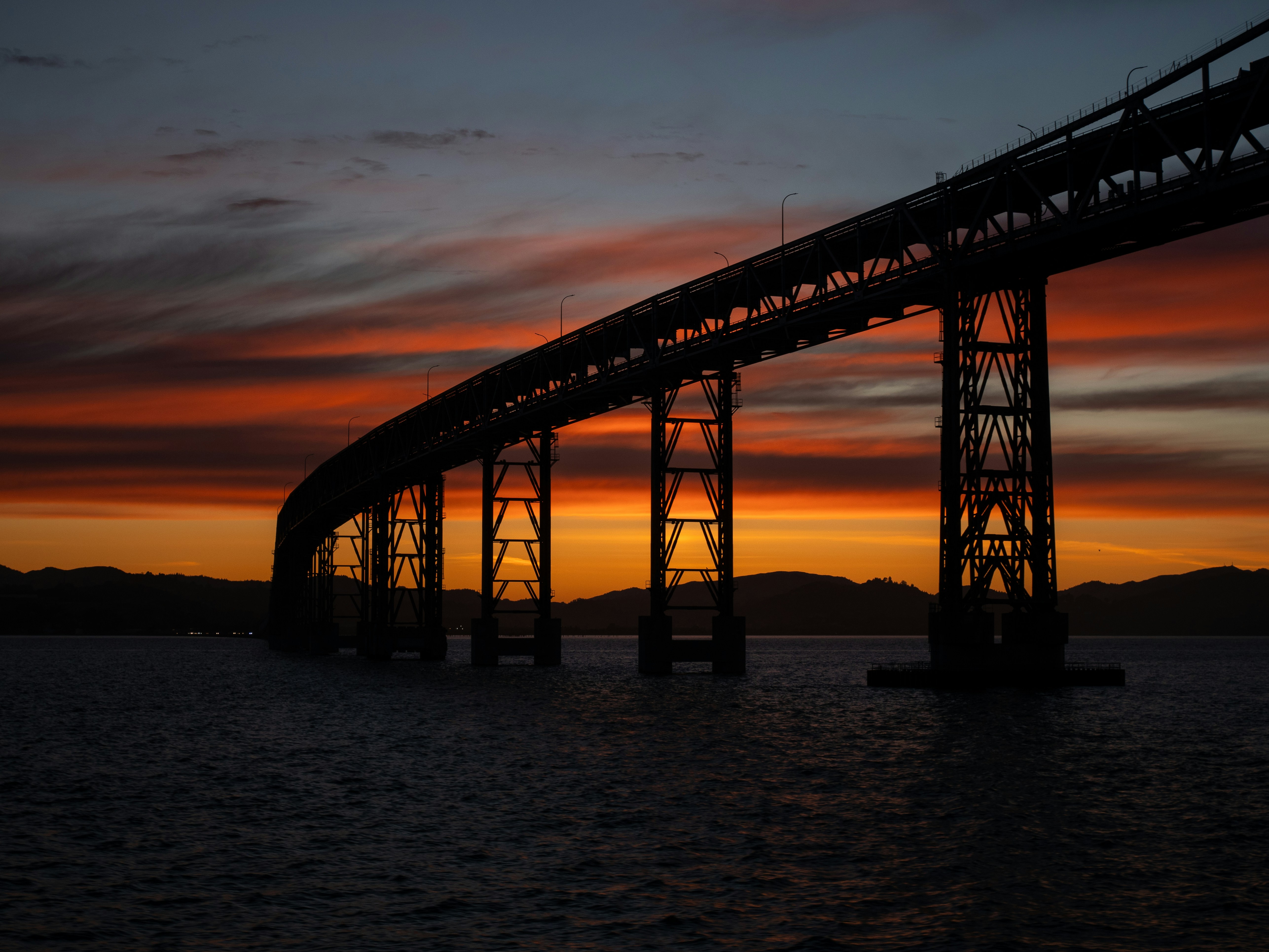 Un grande ponte su un grande specchio d'acqua
