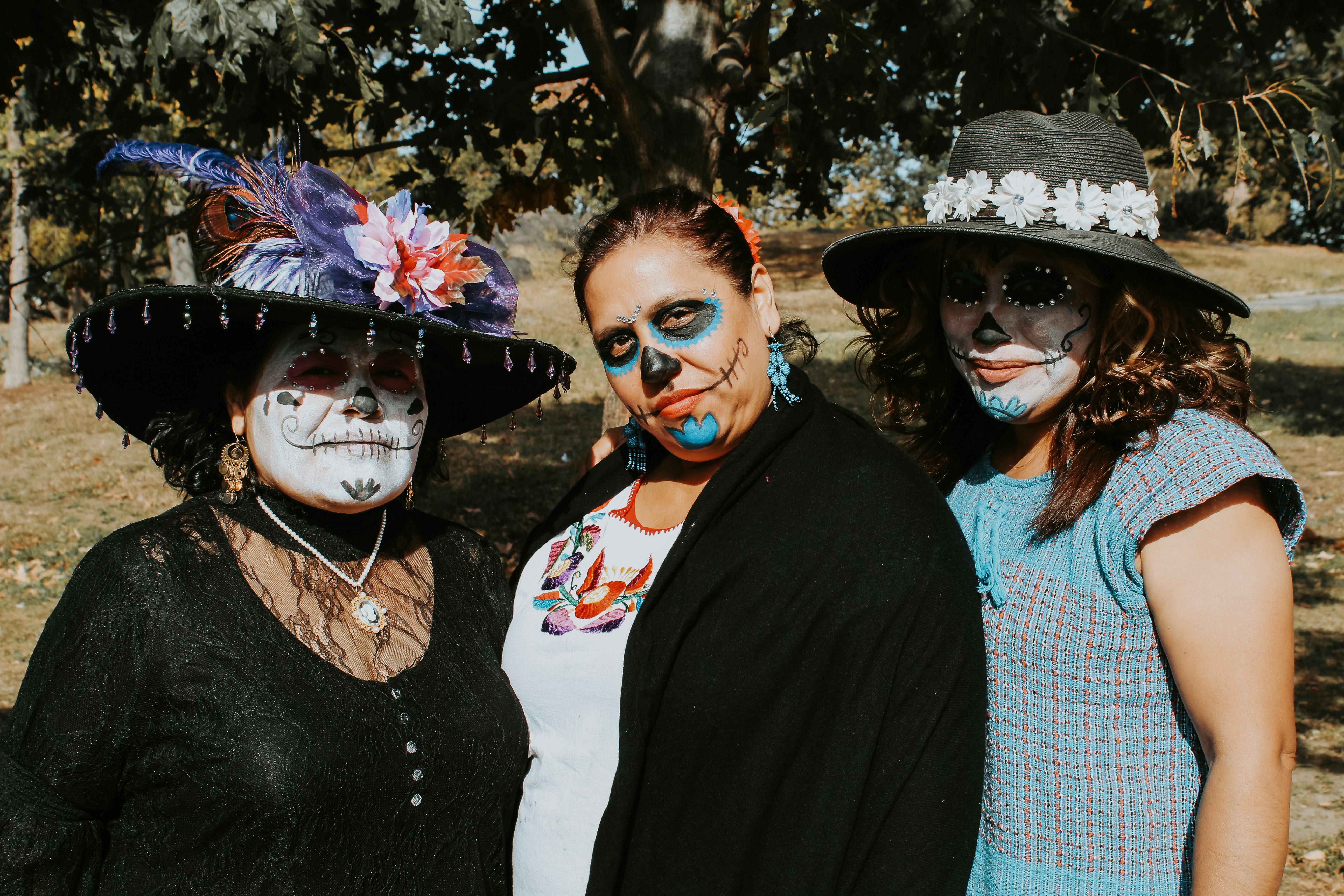 Um grupo de mulheres com pintura facial posando para uma foto
