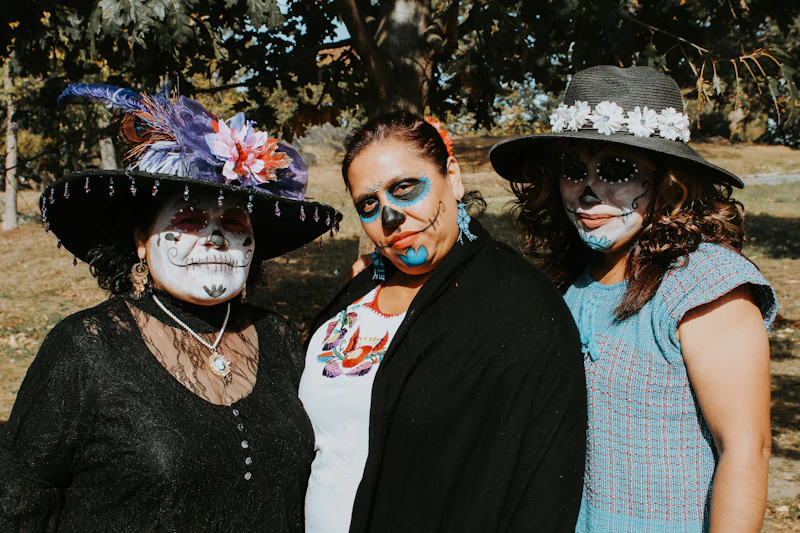 grupo de mujeres con maquillaje artístico posando