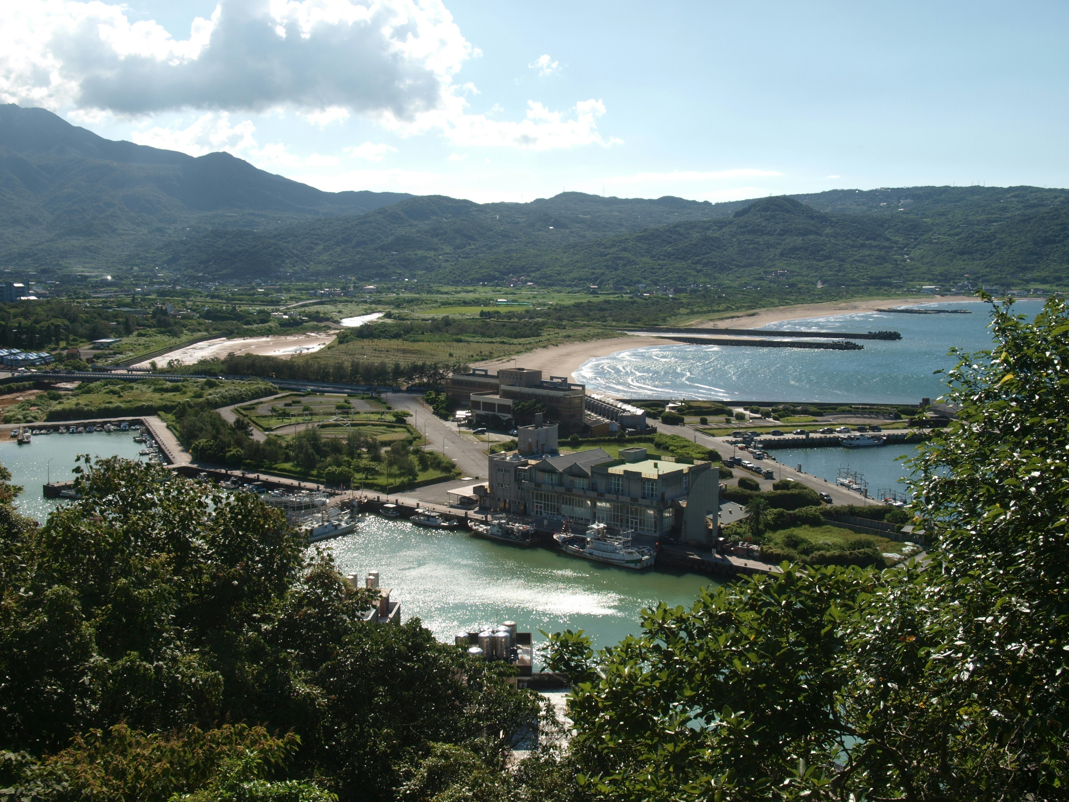 산으로 둘러싸인 수역의 전망