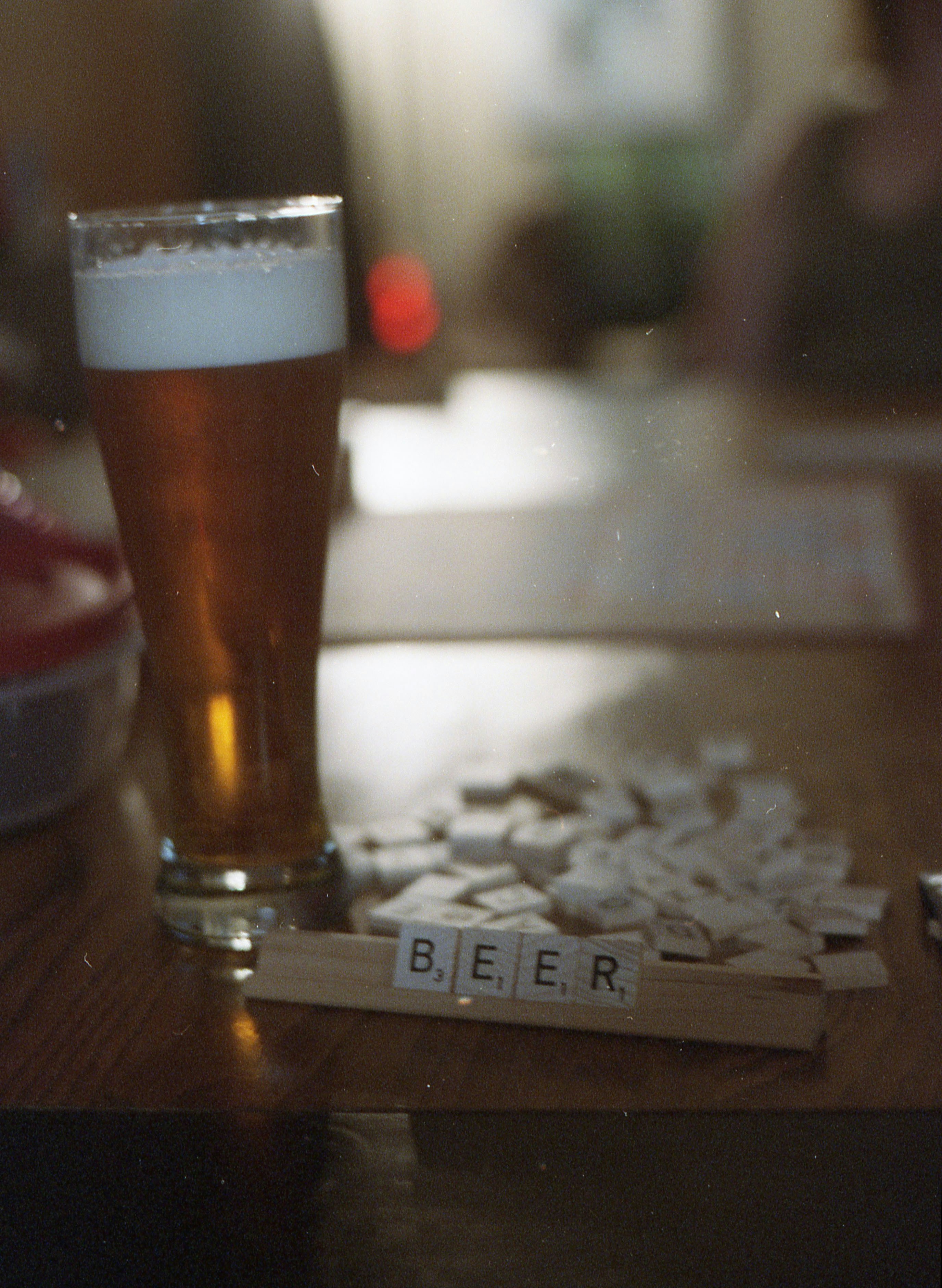 나무 테이블 위에 앉아있는 맥주 한 잔