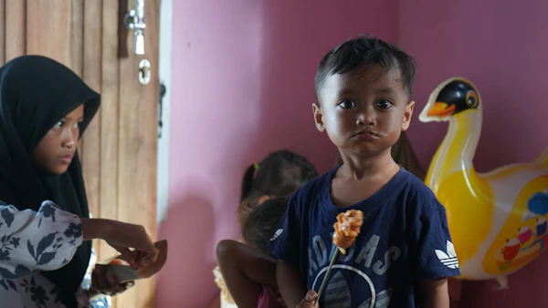 Dua anak Indonesia berdiri berdampingan penuh semangat