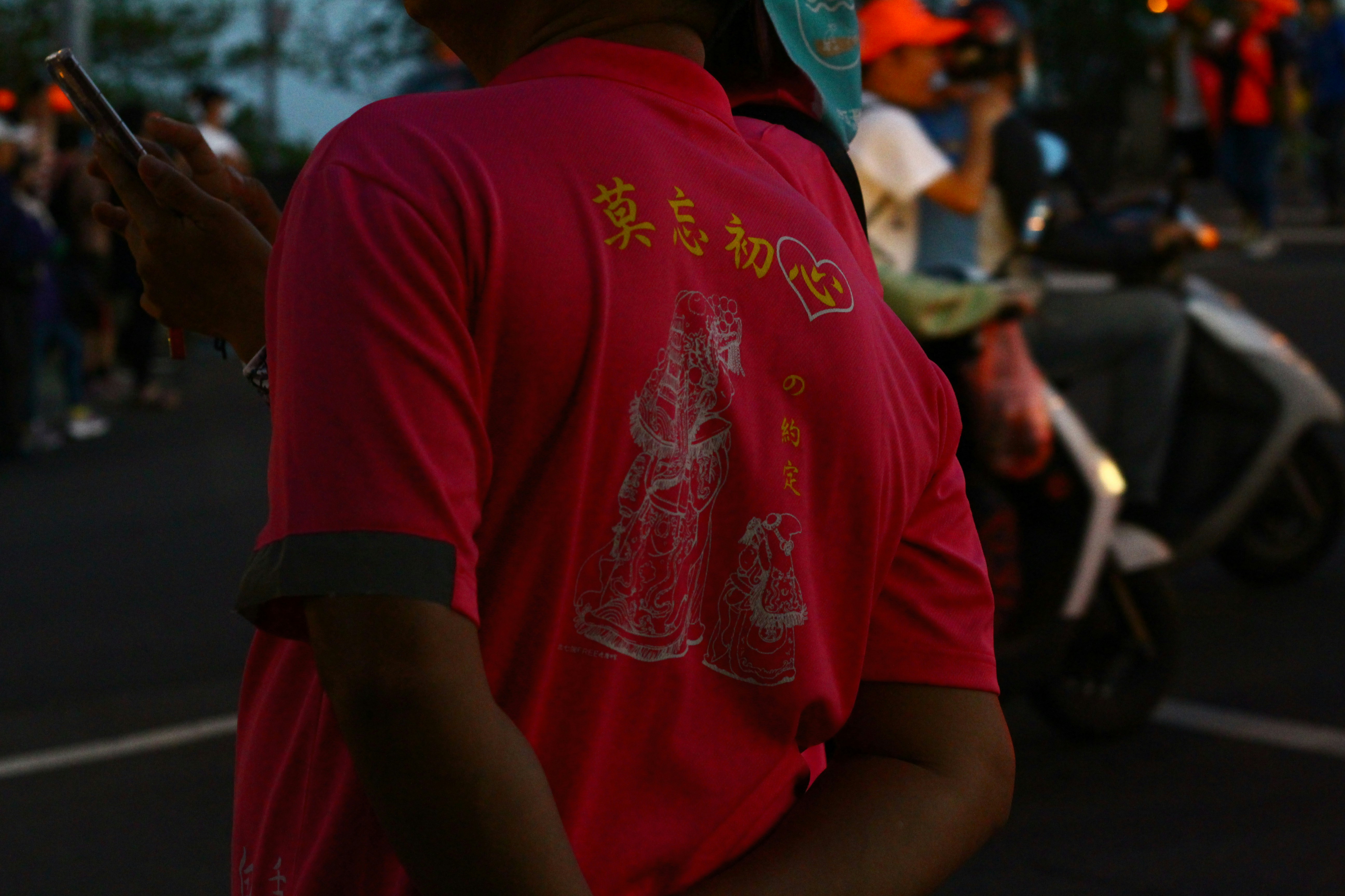 photo-1720245175122-60566368cb85?ixid=M3wxMjA3fDB8MXxzZWFyY2h8MTF8fHQtc2hpcnRzJTIwd2l0aCUyMG1vdG9yYmlrZXxlbnwwfHx8fDE3NTMzNzIyNTB8MA\u0026ixlib=rb-4.1.0