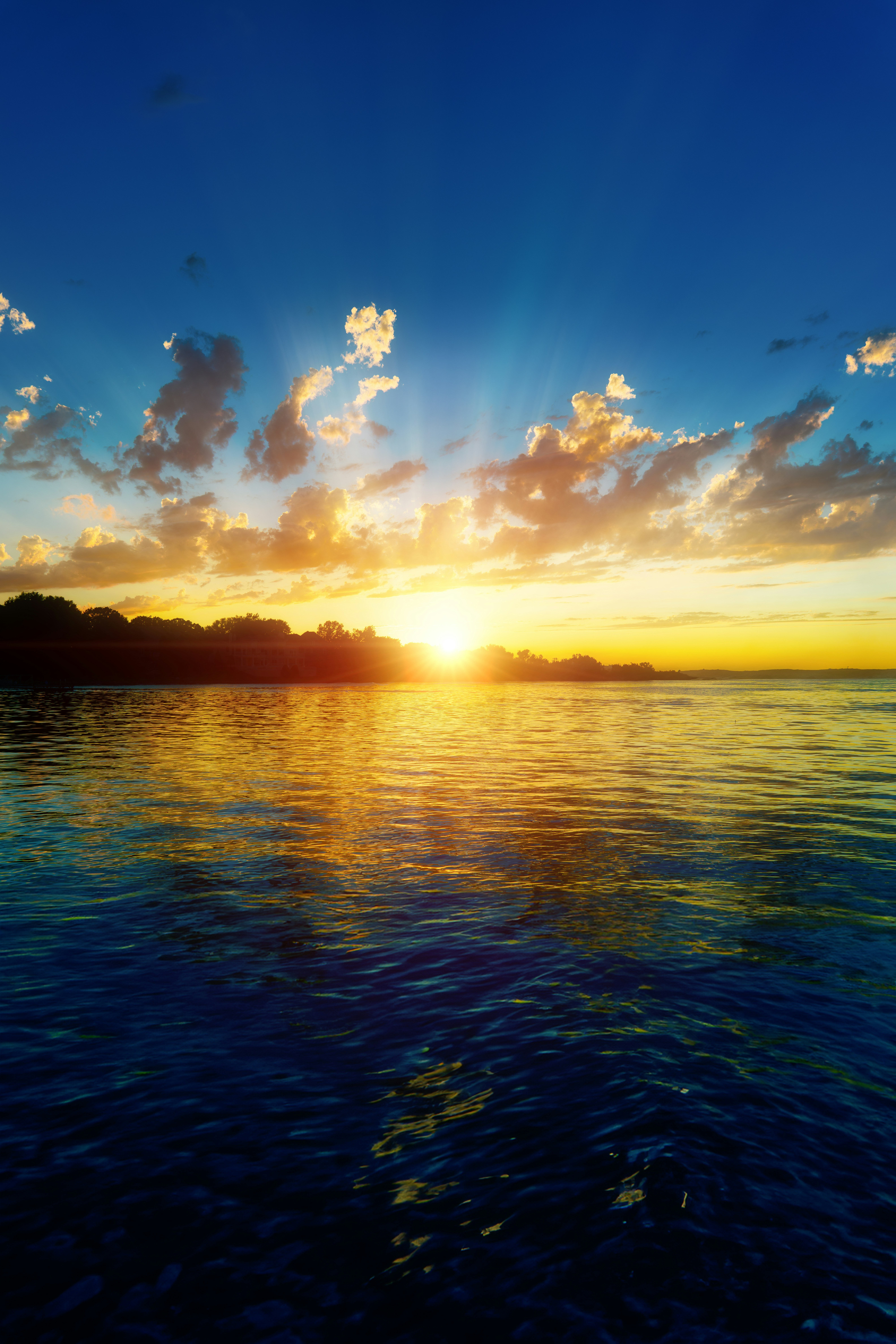 Il sole sta tramontando su uno specchio d'acqua