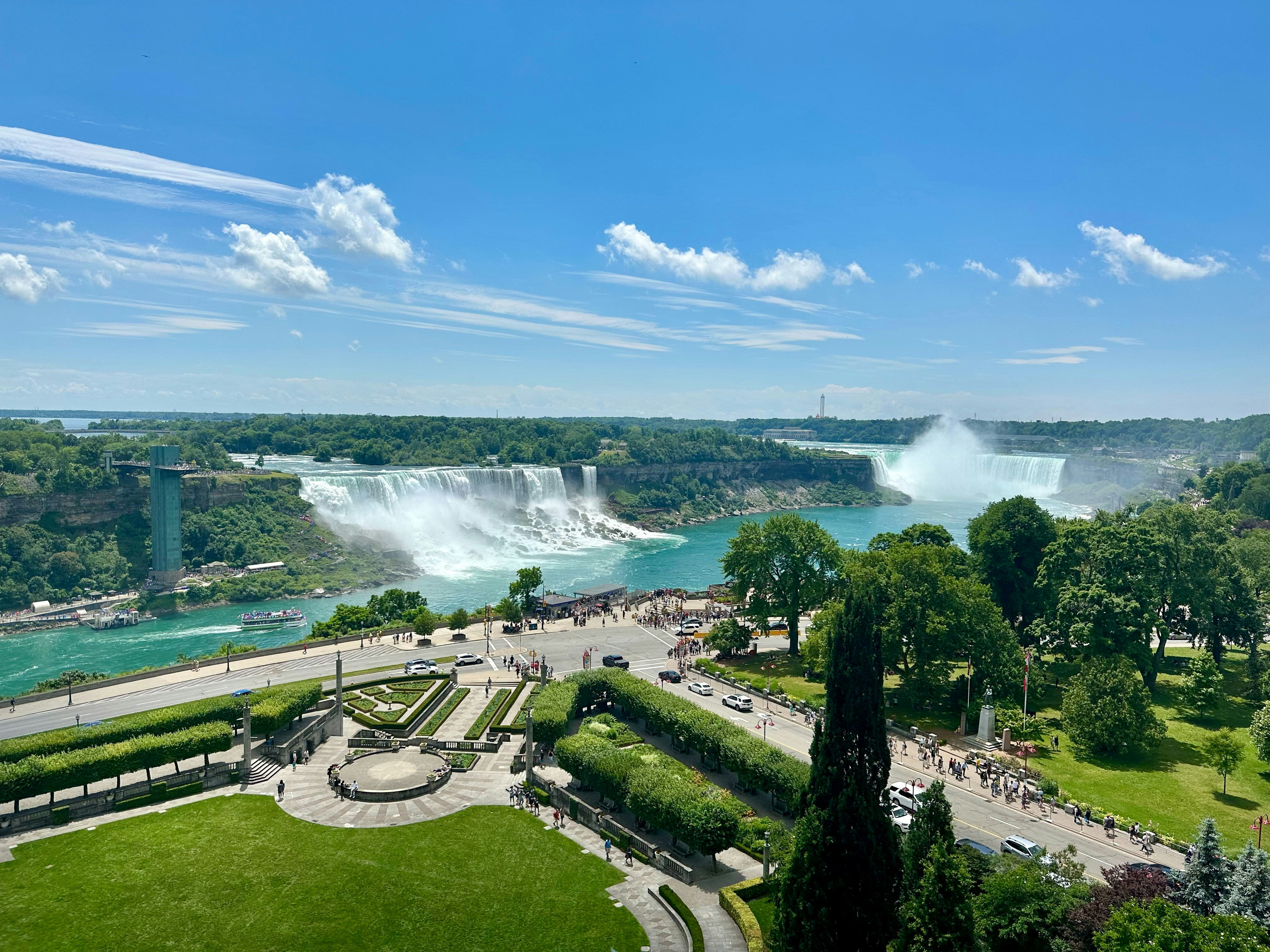 Una vista de las cataratas del Niágara desde la cima de una colina foto –  Imagen de Coche gratuita en Unsplash, image size:3000x2250
