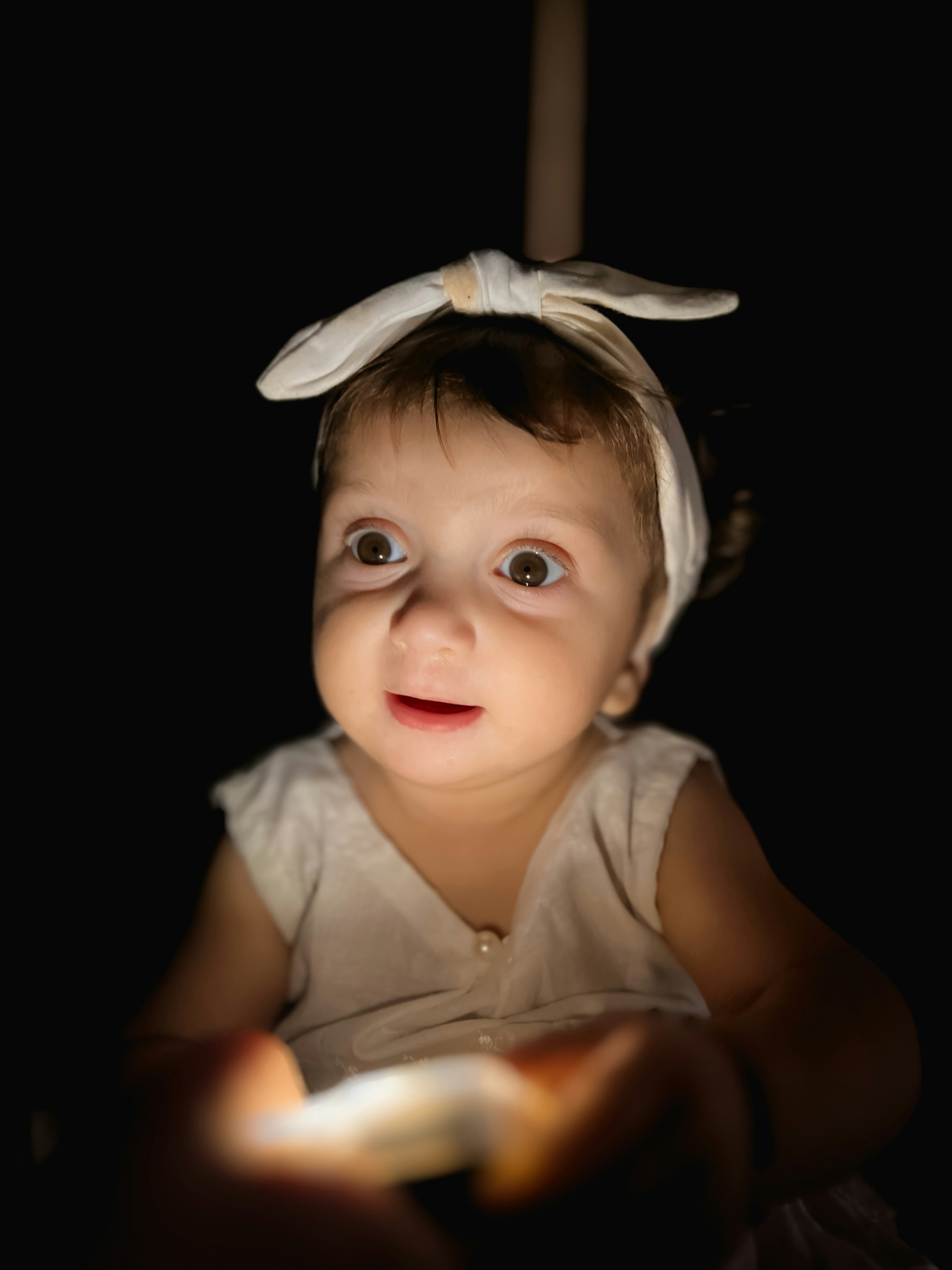 머리에 흰 리본을 단 어린 소녀 사진 – Unsplash의 무료 초상 이미지, image size:3000x4000