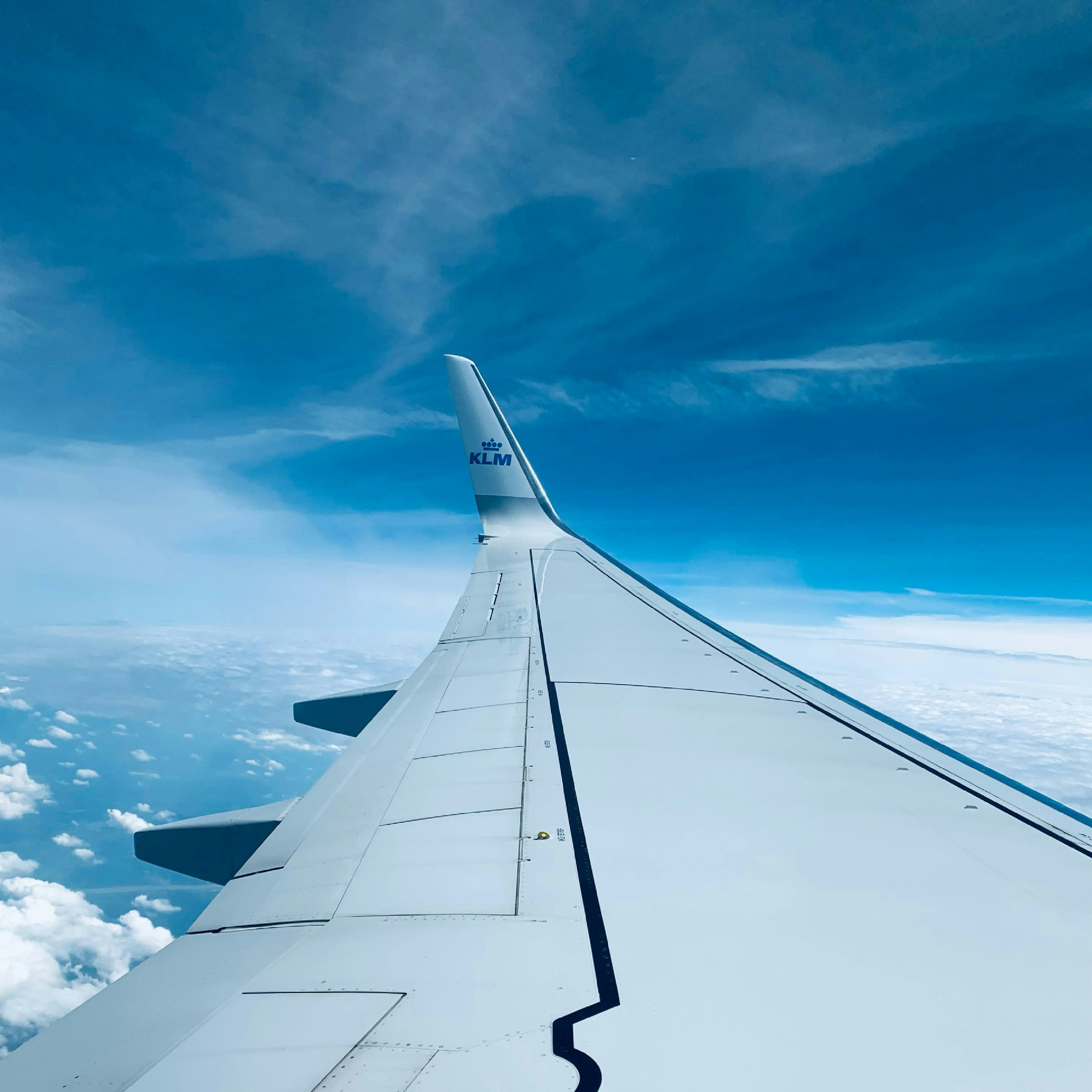 Vista del ala del avión durante el vuelo.