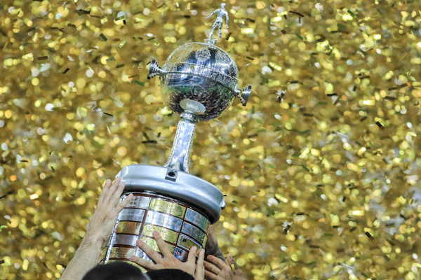 Persona con un trofeo y confeti