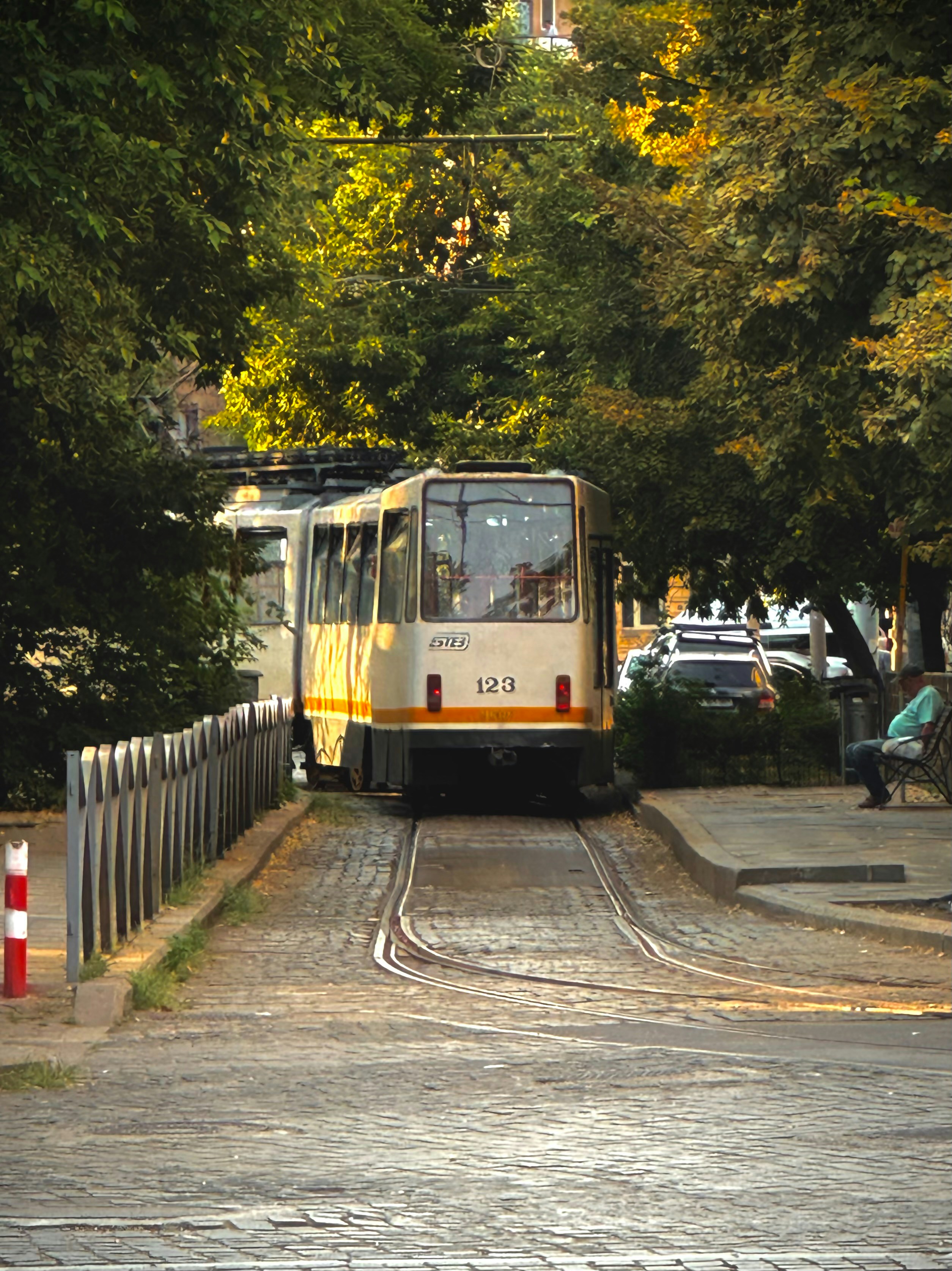 기차 선로를 따라 달리는 노란색과 흰색 기차