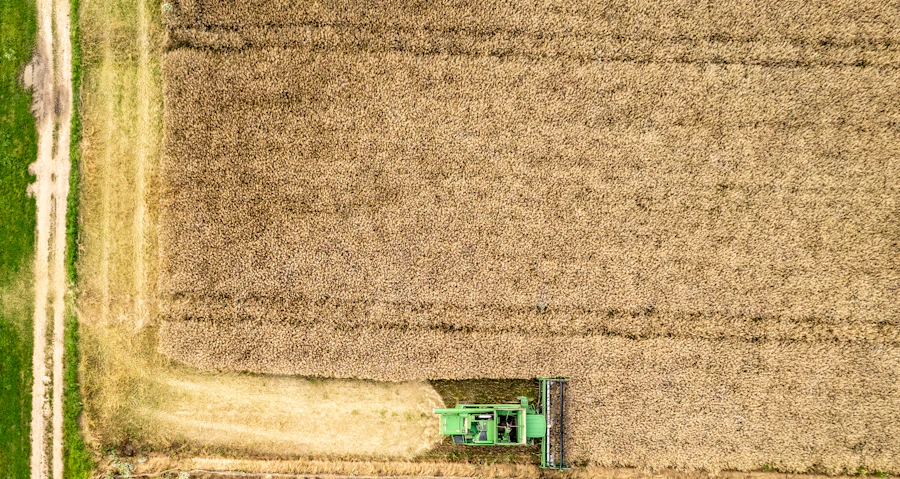 Cosechadora en un campo agrícola