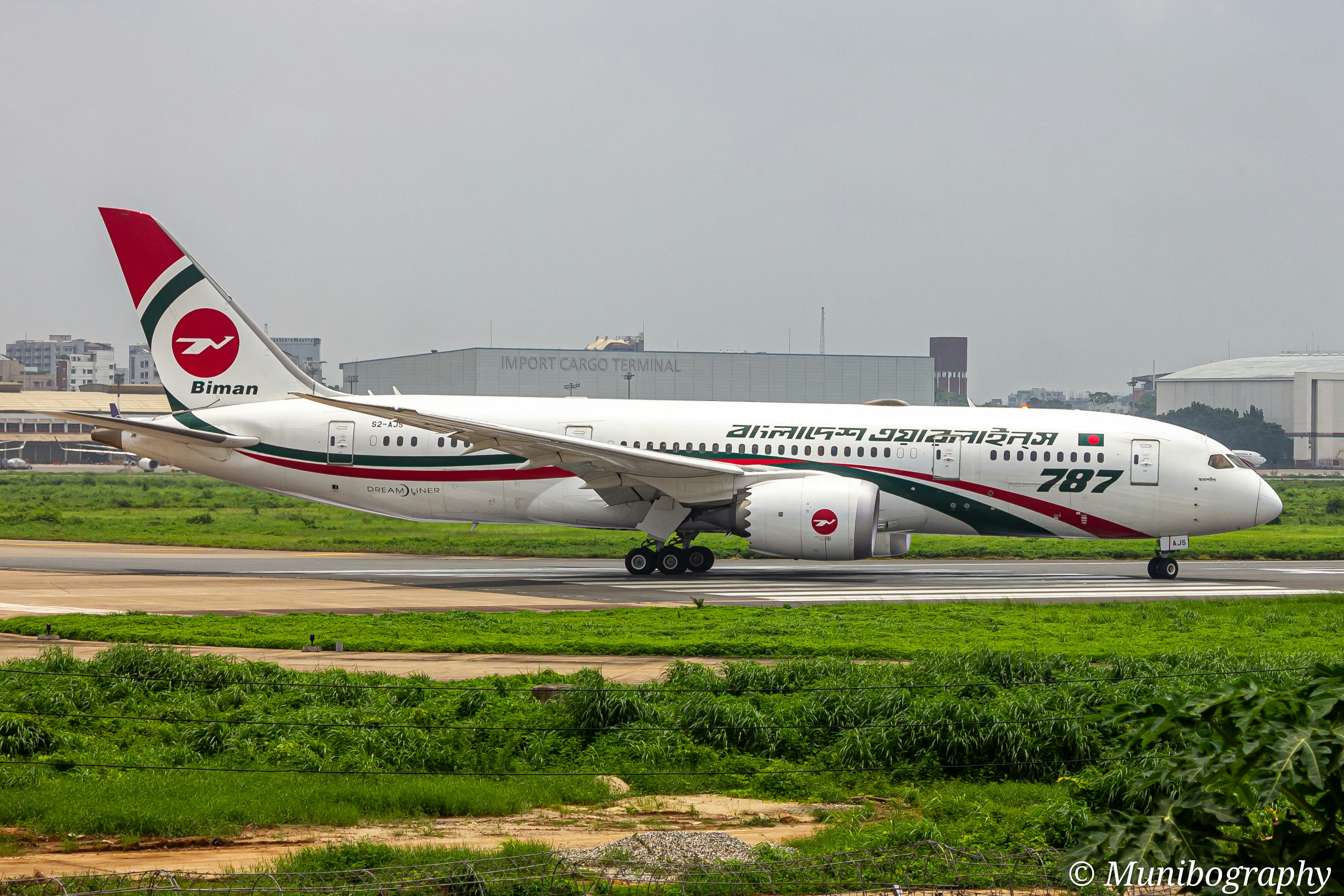 Um grande avião a jato sentado no topo de uma pista de aeroporto