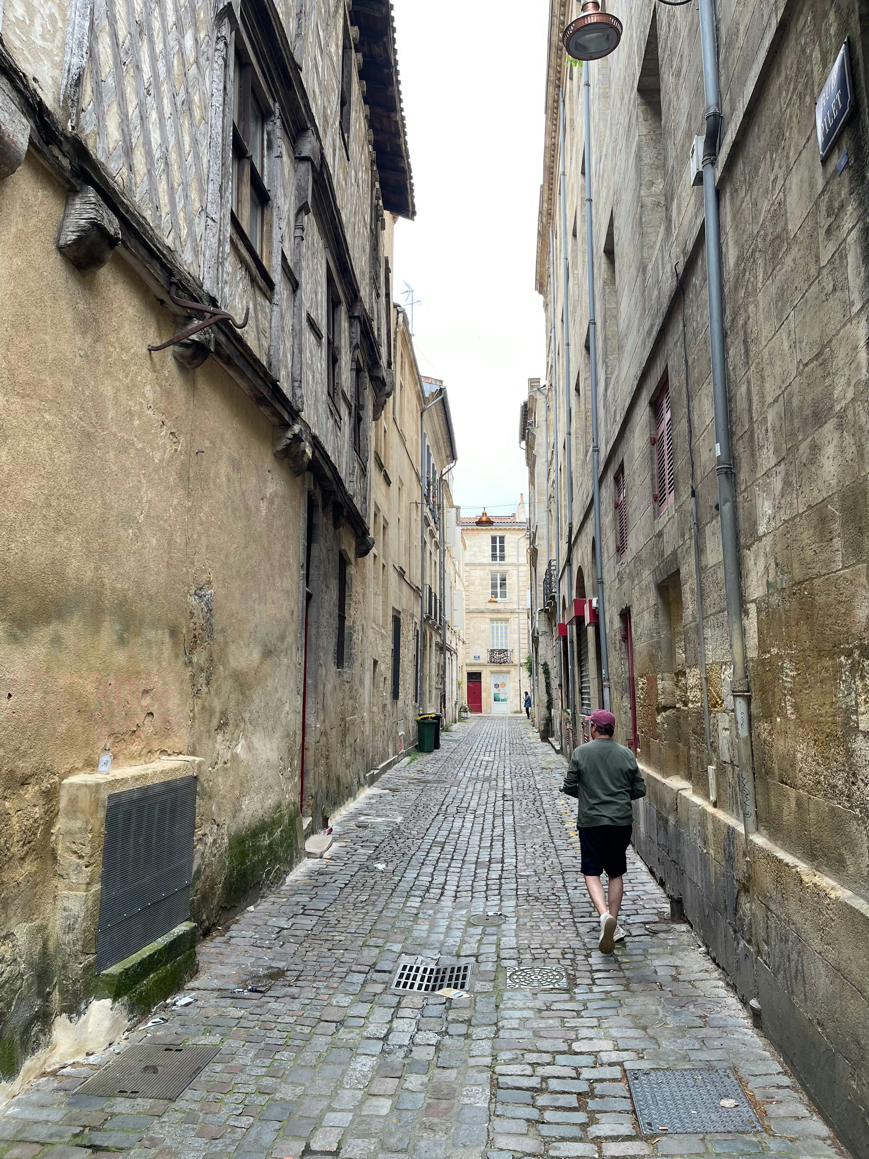 Une personne marchant dans une ruelle étroite