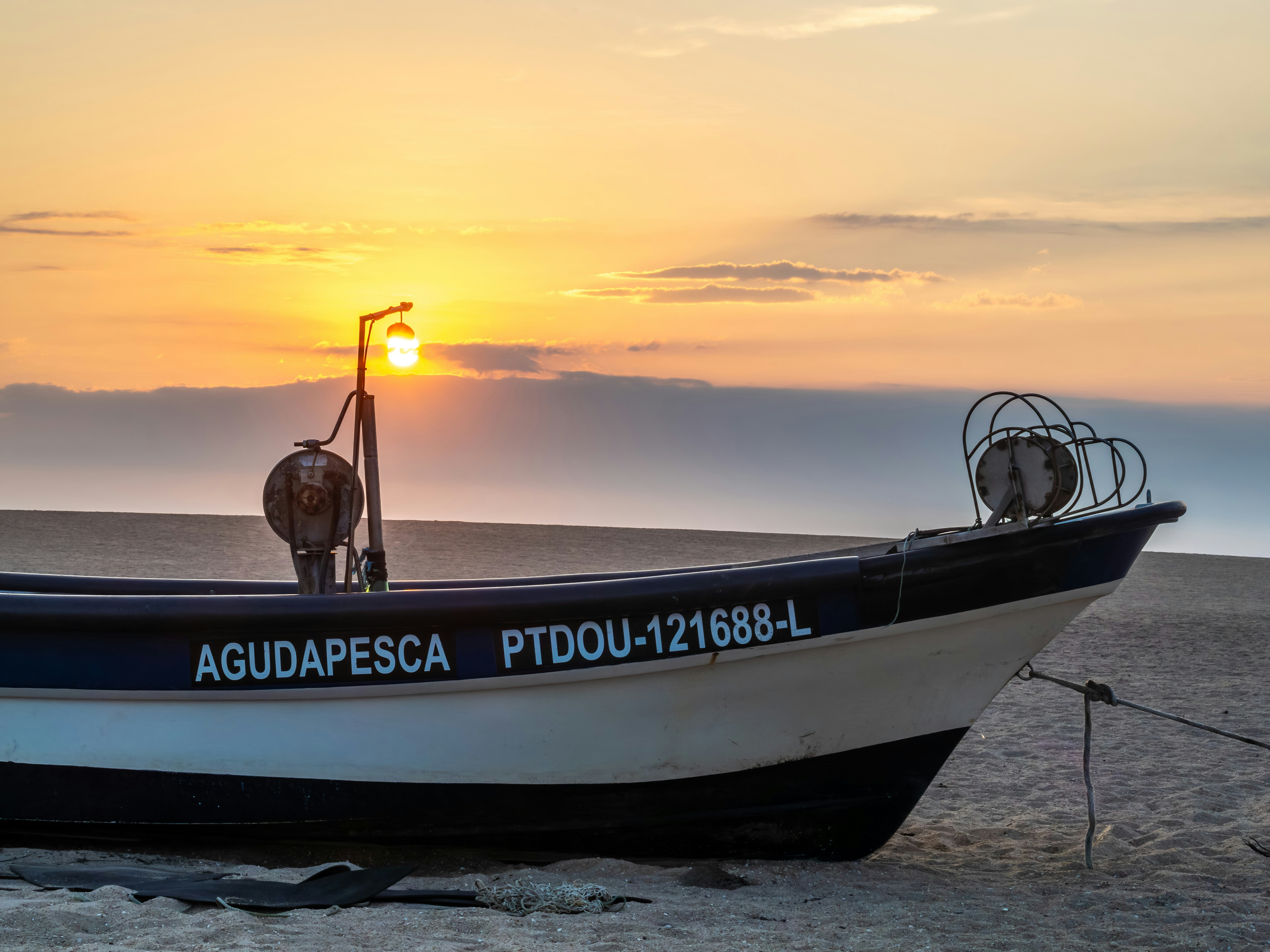 Ein Boot sitzt auf einem Sandstrand