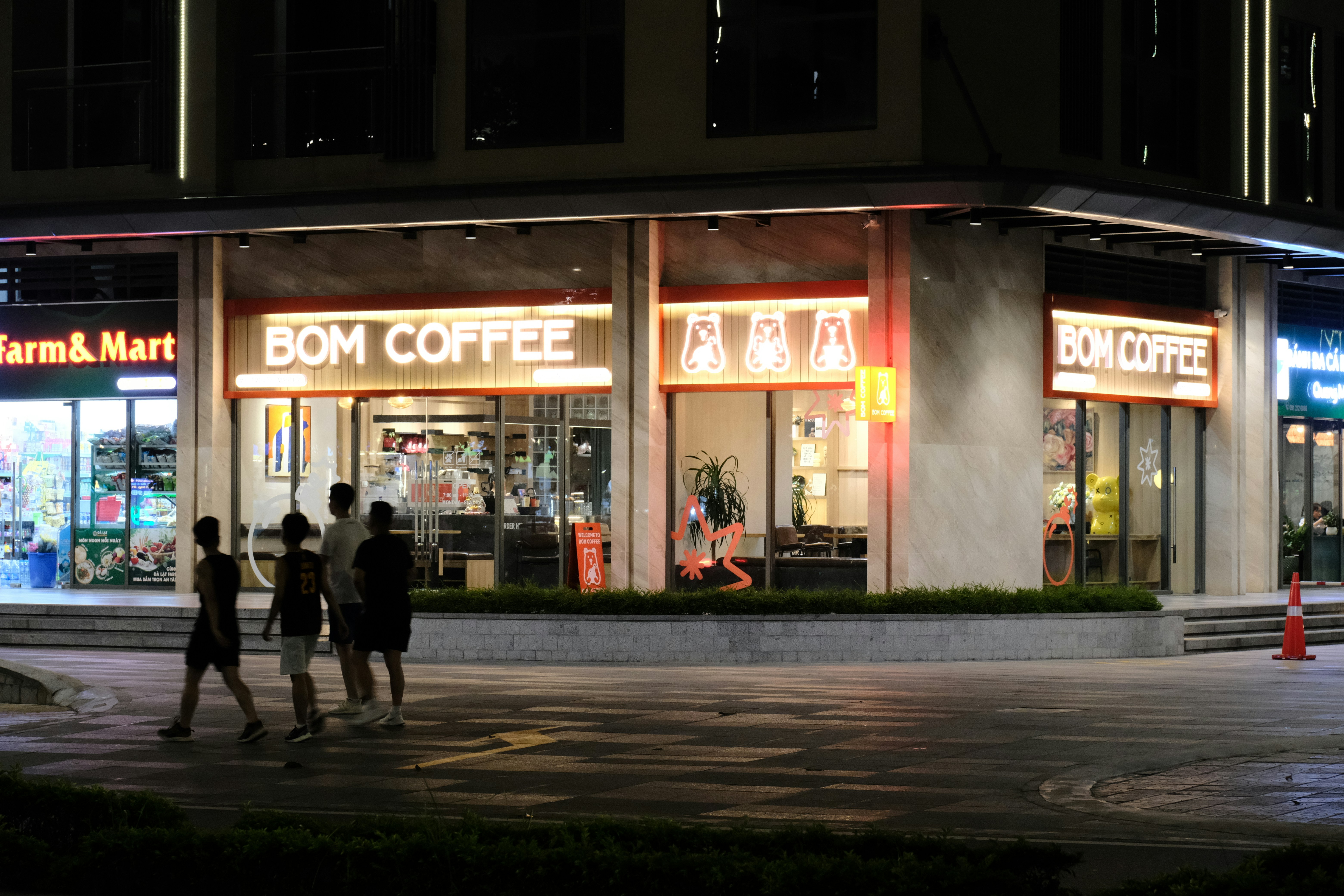 busy street in Lincoln Park with cafes and shops - apartments near depaul university lincoln park campus