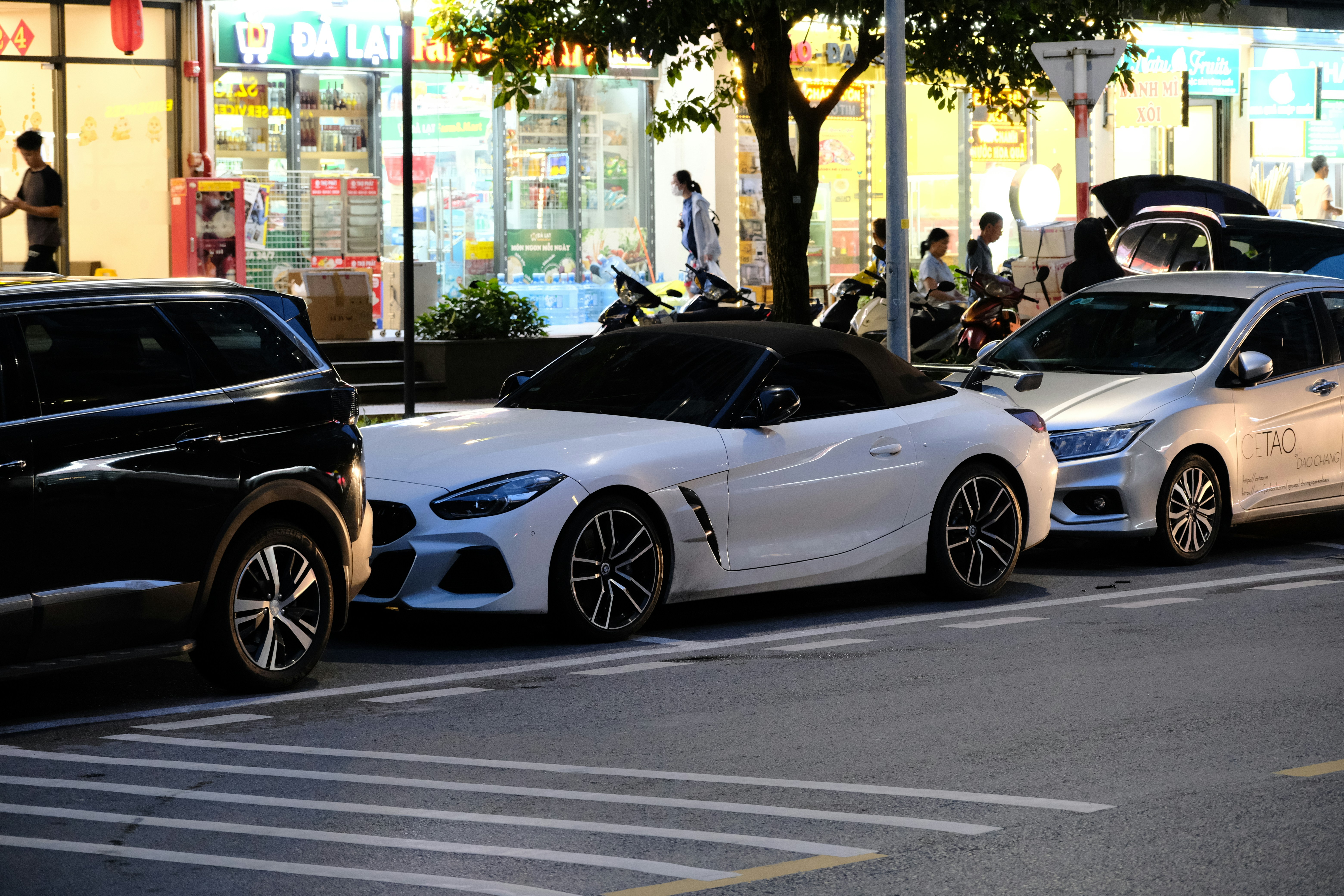 BMW i4 digital dashboard showing service reminder and EV status