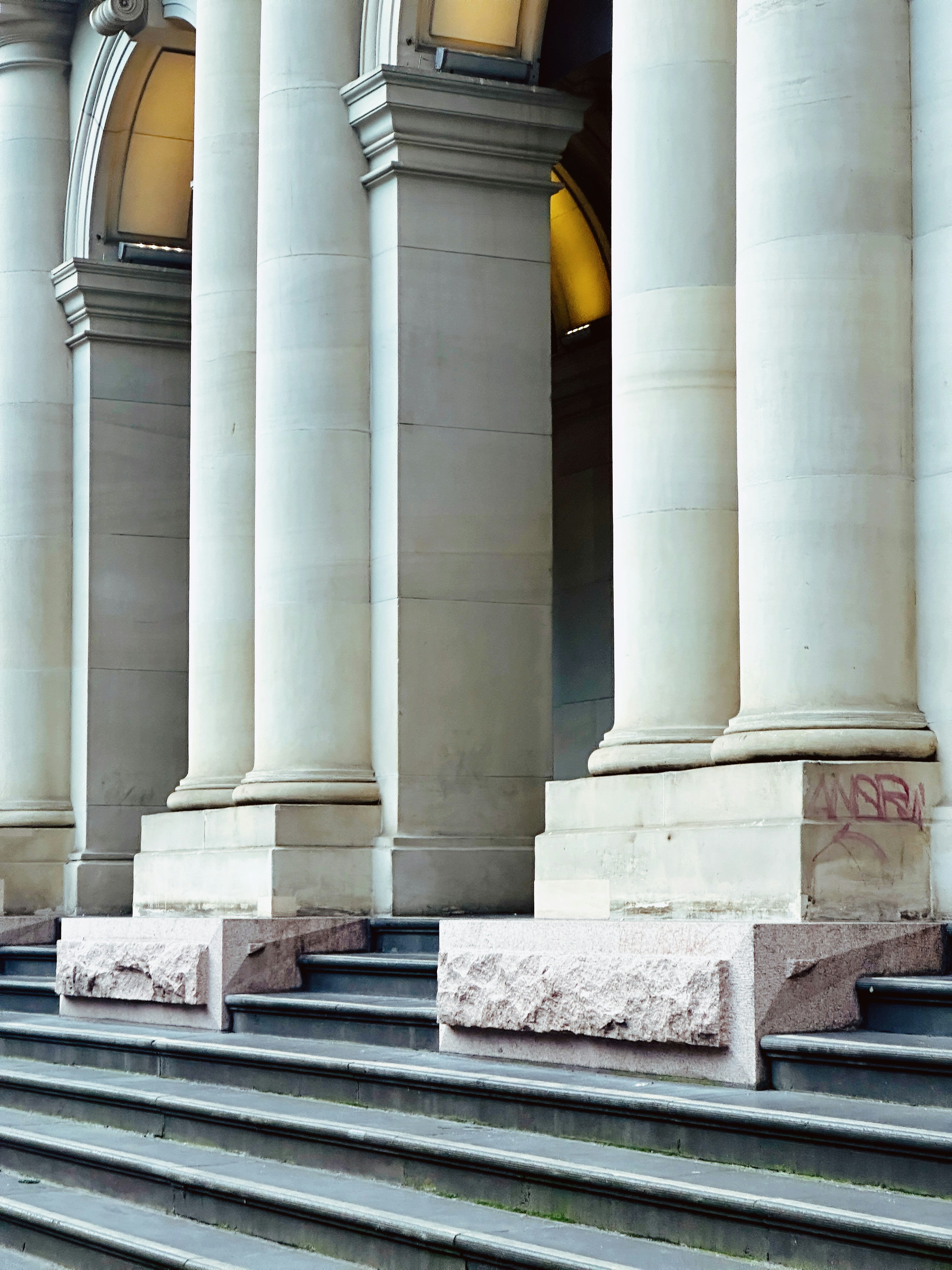A row of white pillars sitting next to each other