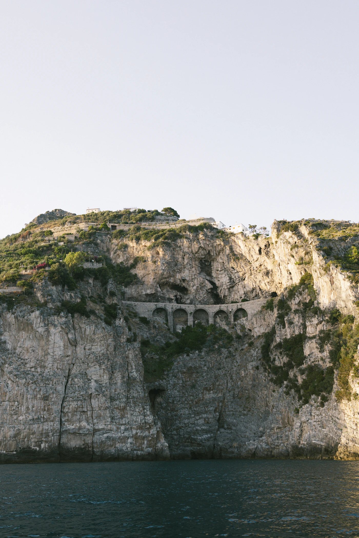 Acantilados y barca en la Costa Amalfitana cerca de Positano, Italia