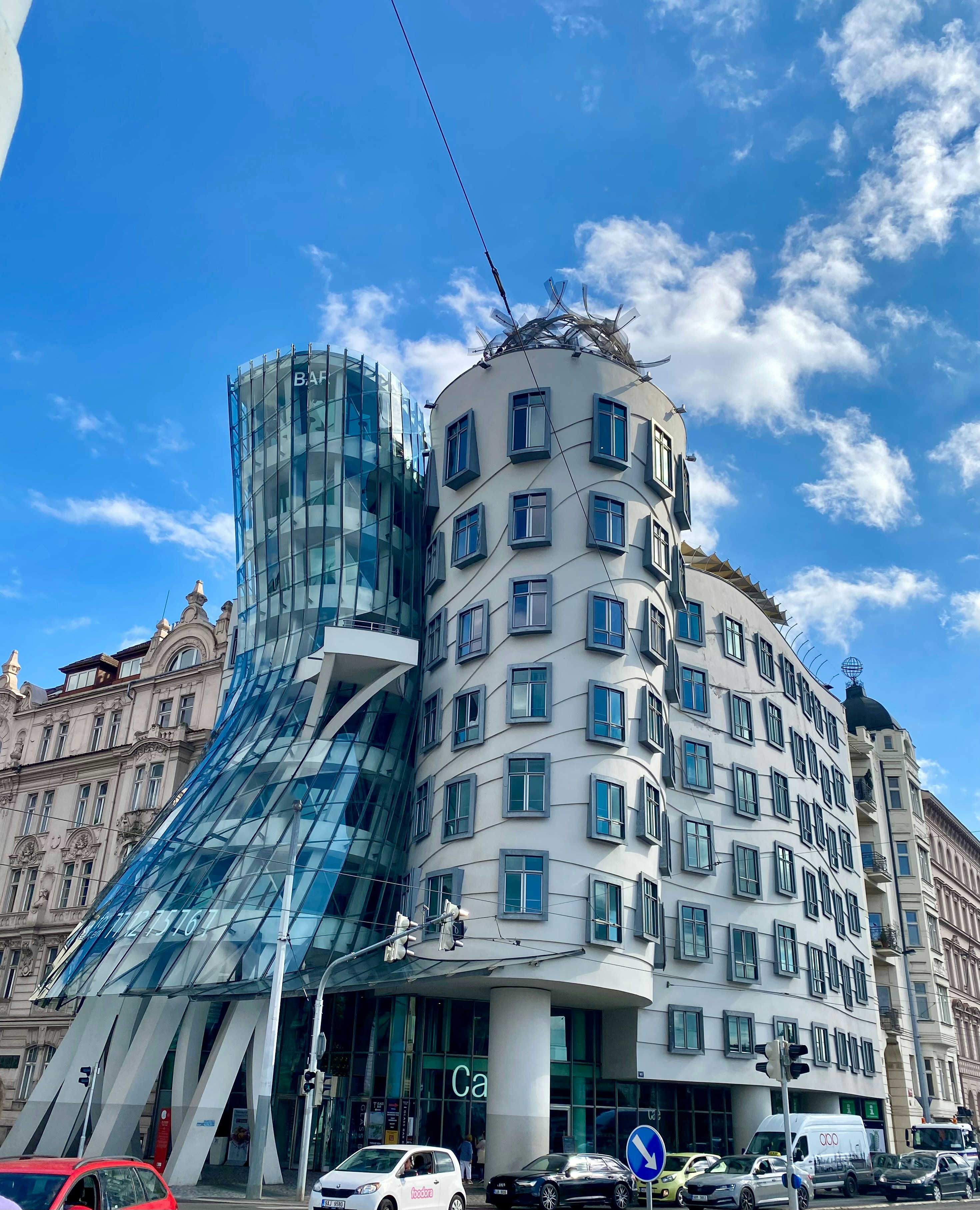 Un très grand bâtiment situé à côté d’une rue