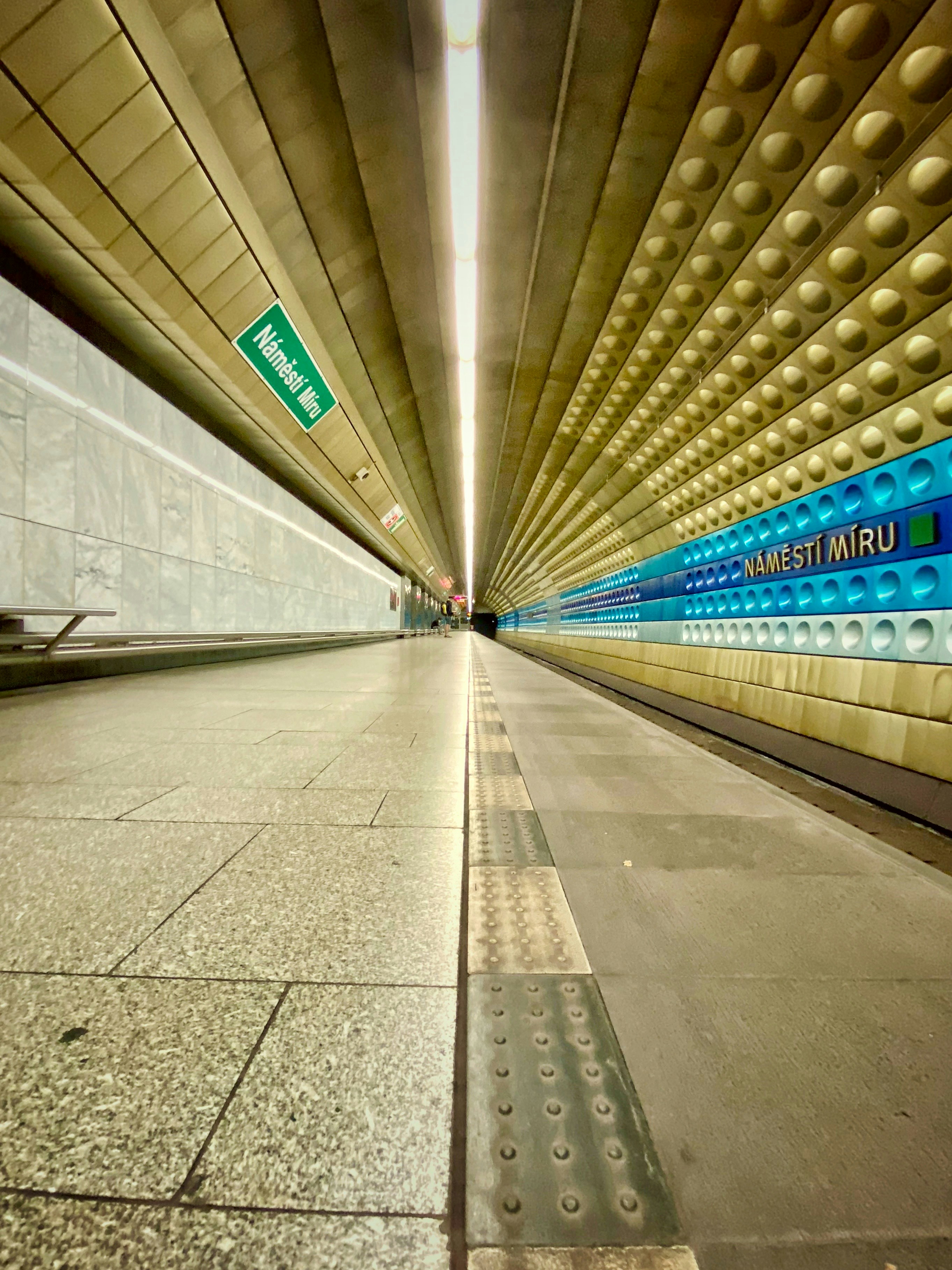 Un tunnel qui a un panneau sur le côté
