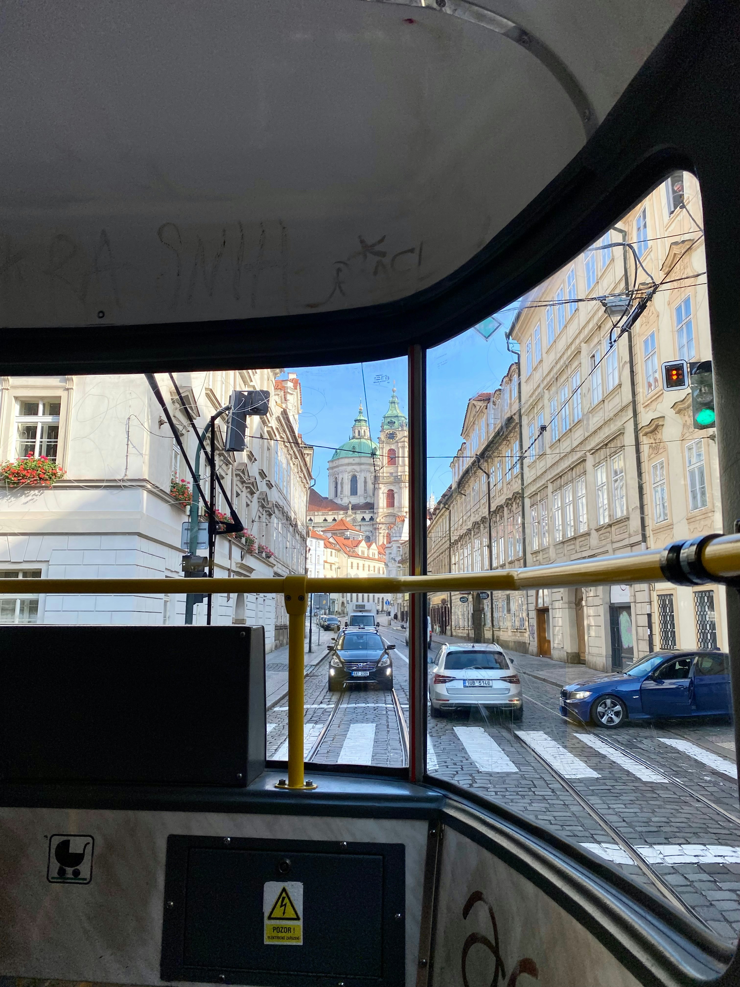 Une vue d’une rue de la ville depuis un bus