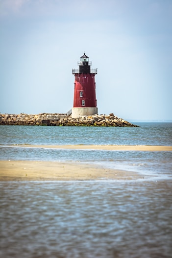 Un phare rouge et blanc situé à Povoa de  varzim