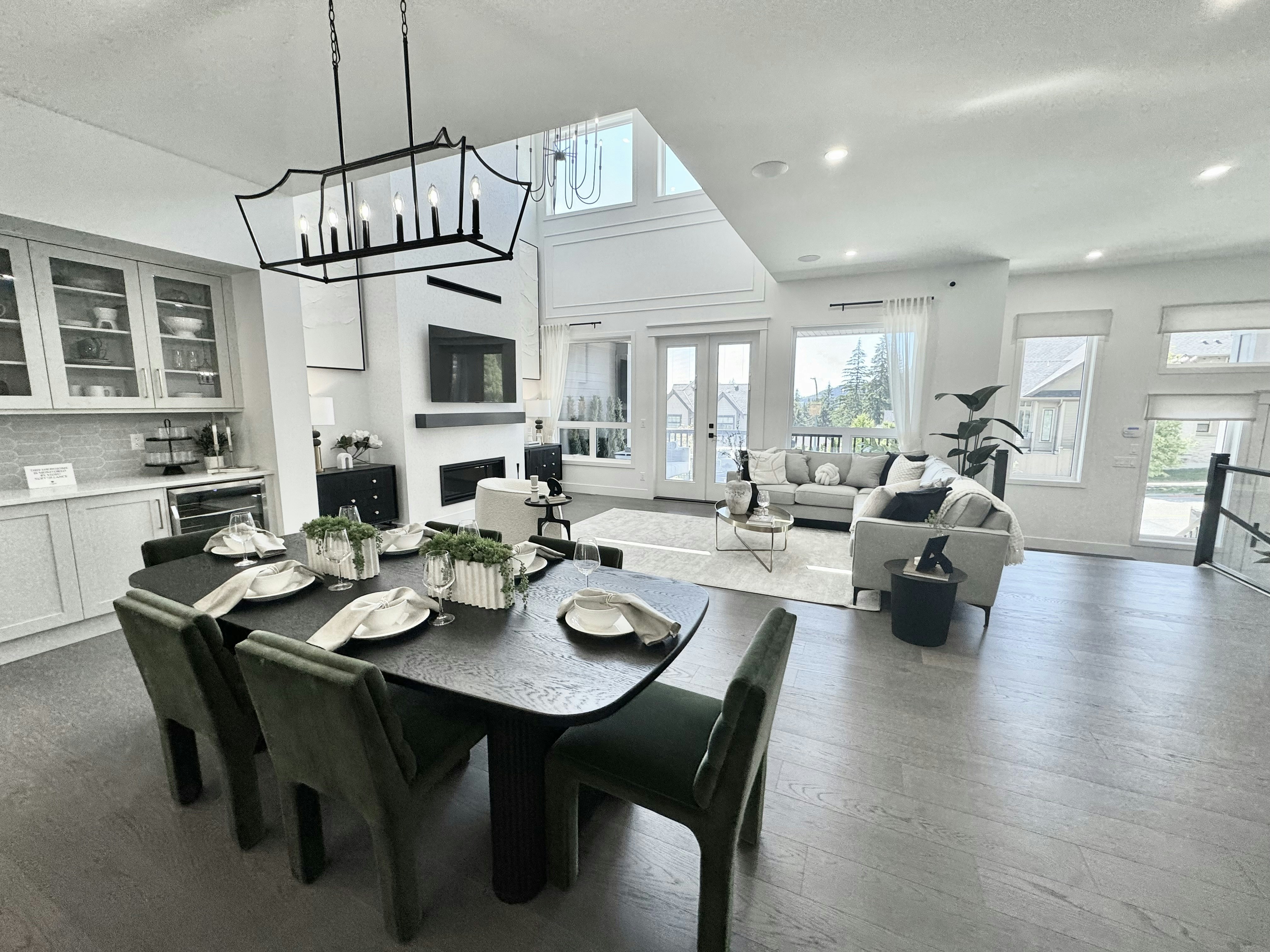 ダイニングルームとリビングルームを備えた大きなオープンフロアプラン